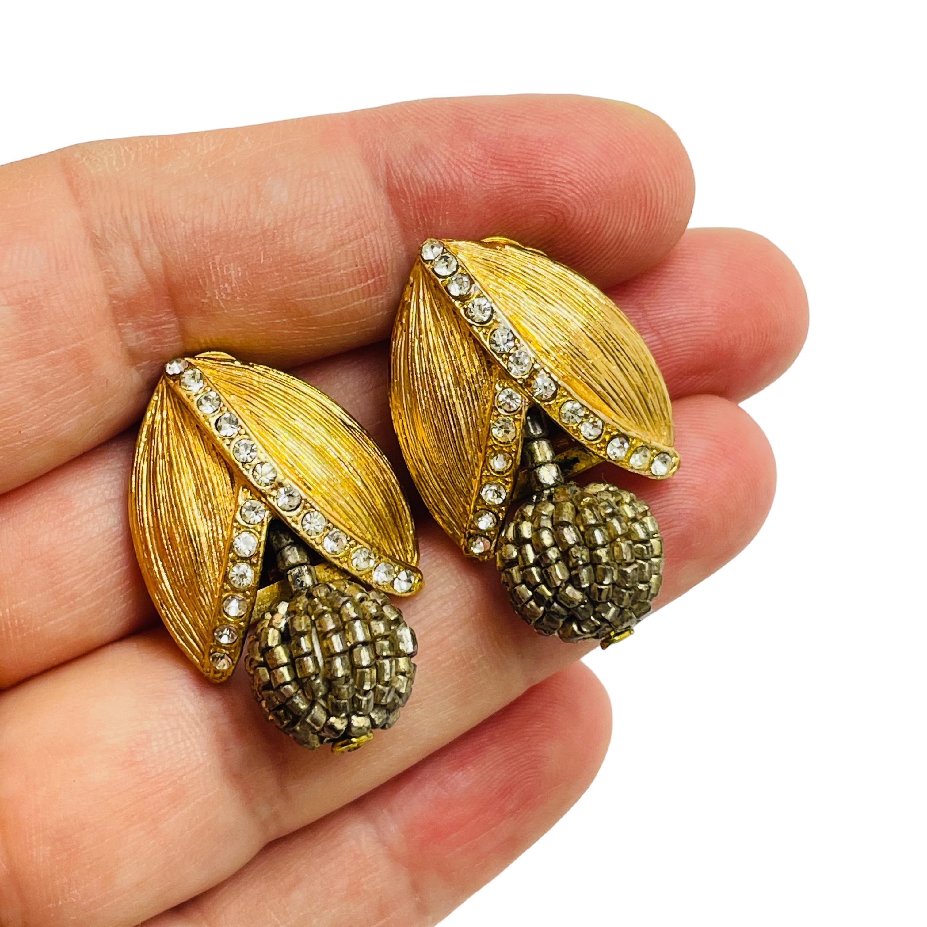 Donna Orecchini a clip di design con strass d'oro d'epoca in vendita