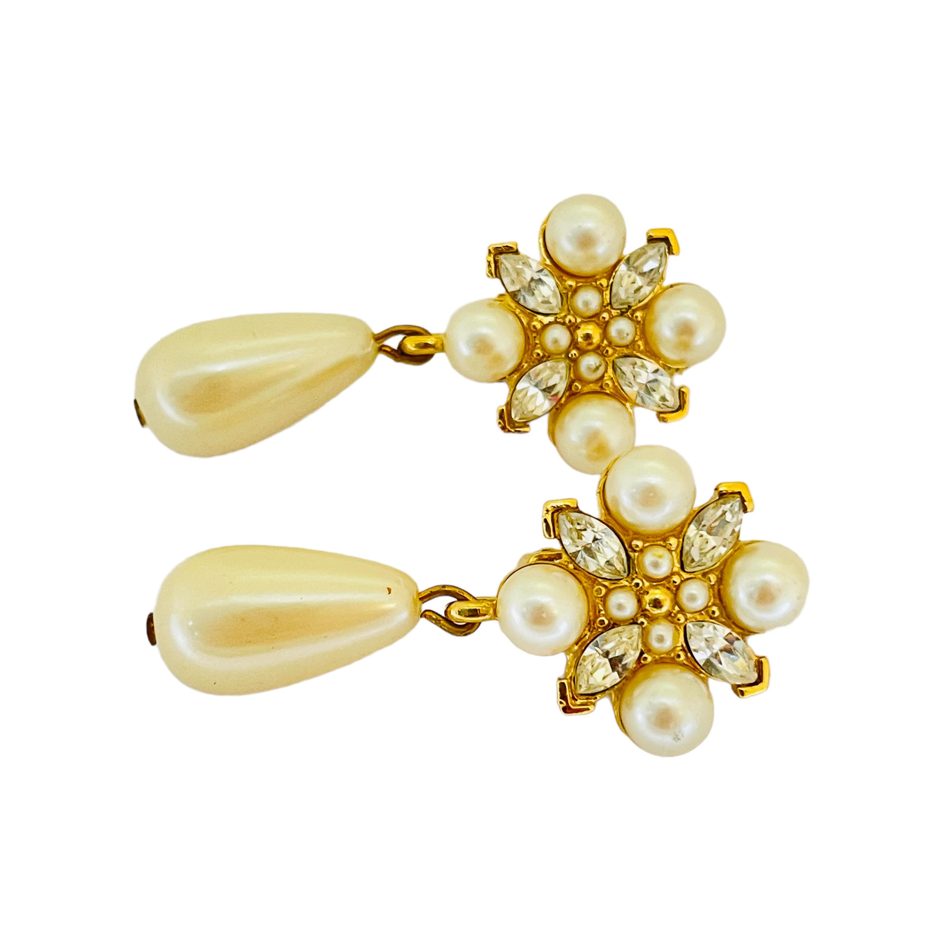 DETALLES

- sin signo

- tono dorado con strass y perla 

- pendientes de clip de diseño vintage

MEDIDAS

- 1,75