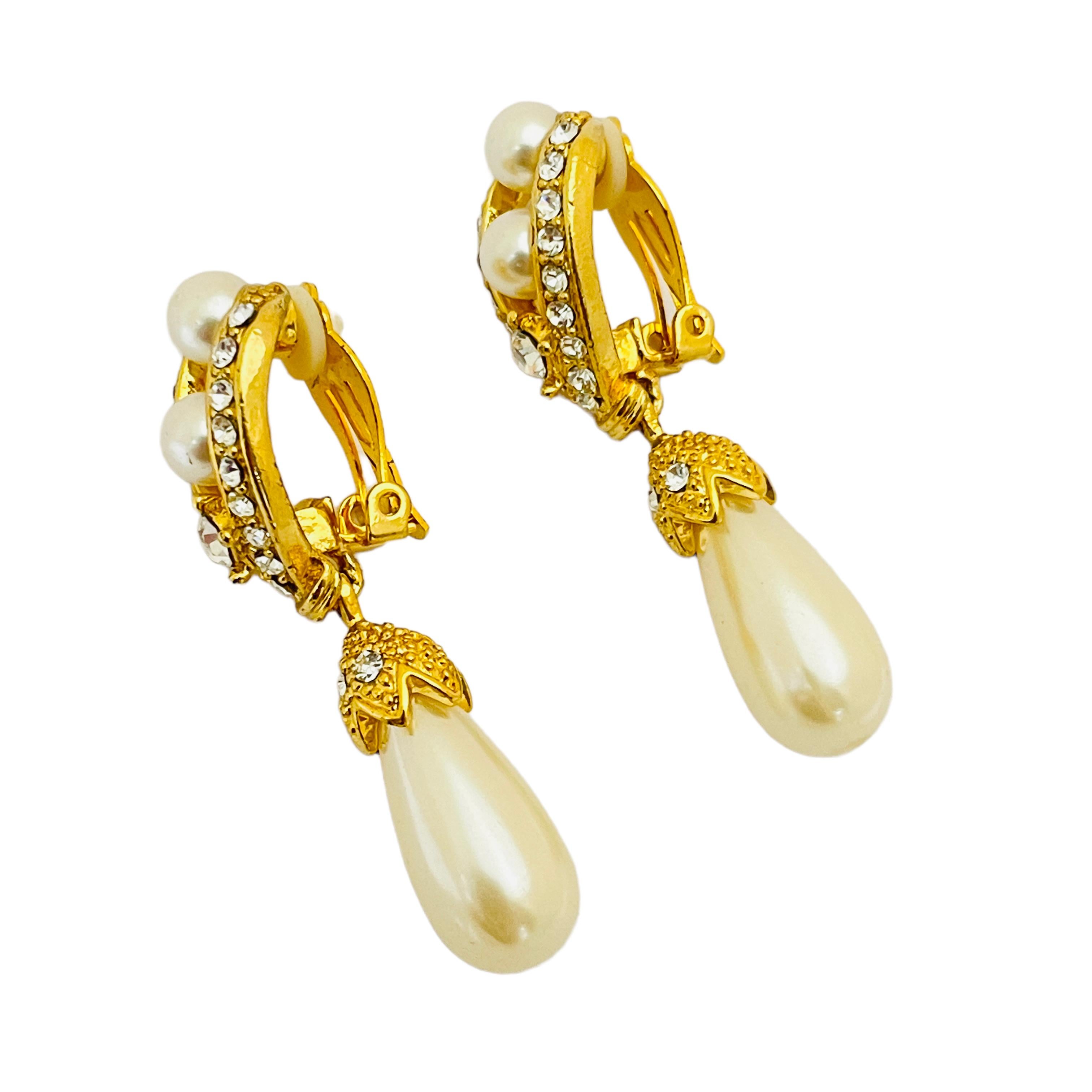 Vintage gold rhinestone dangle pearl designer runway clip on earrings In Good Condition For Sale In Palos Hills, IL