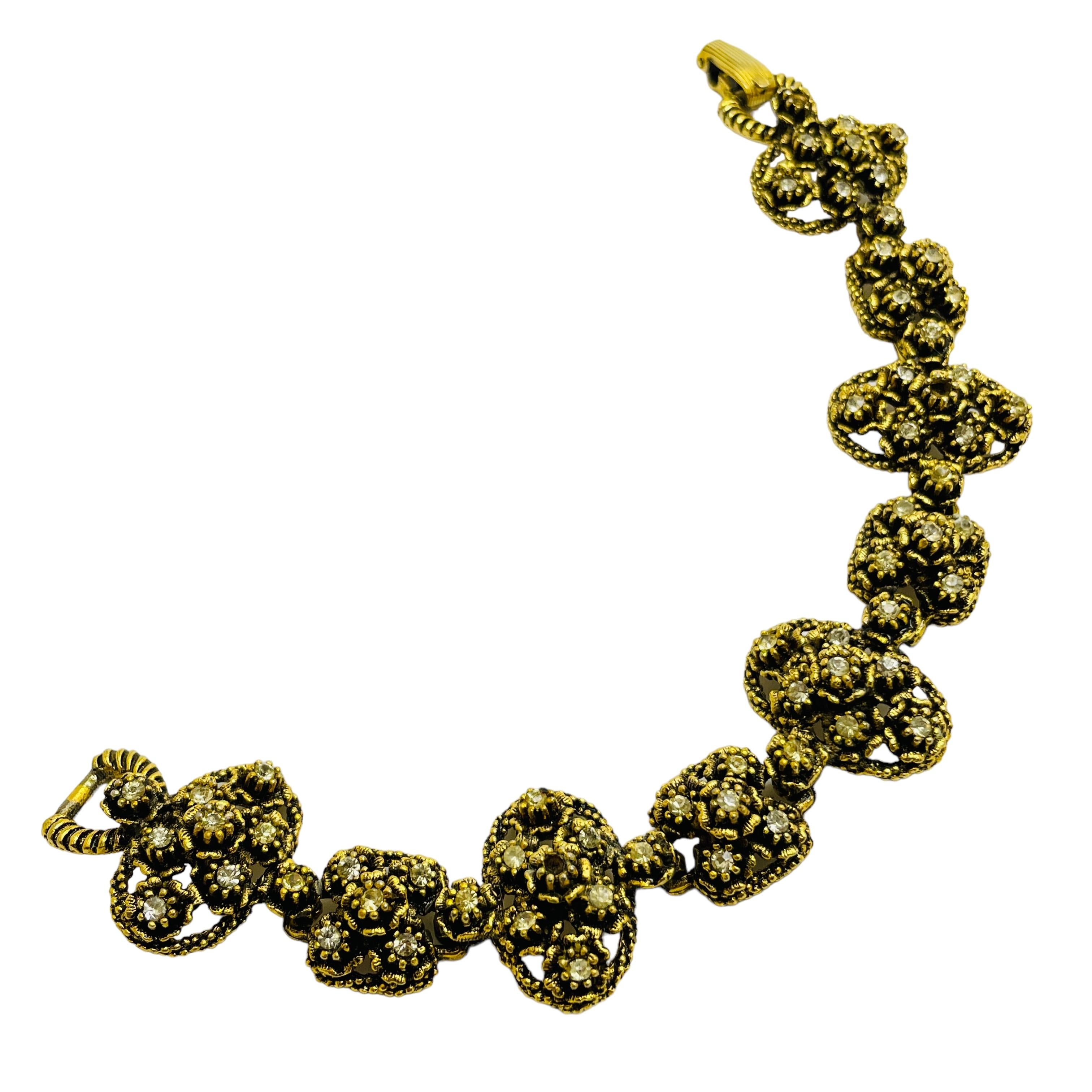 DÉTAILS

• non signé   

• ton or avec strass

• bracelet design vintage  

MESURES  

• 

CONDITION

•  très bon état vintage avec peu de signes d'usure 

 Sku 40

❤️❤️  BIJOUX VINTAGE DE CRÉATEURS ❤️❤️

❤️❤️  ALEXANDER'S BOUTIQUE  ❤️❤️