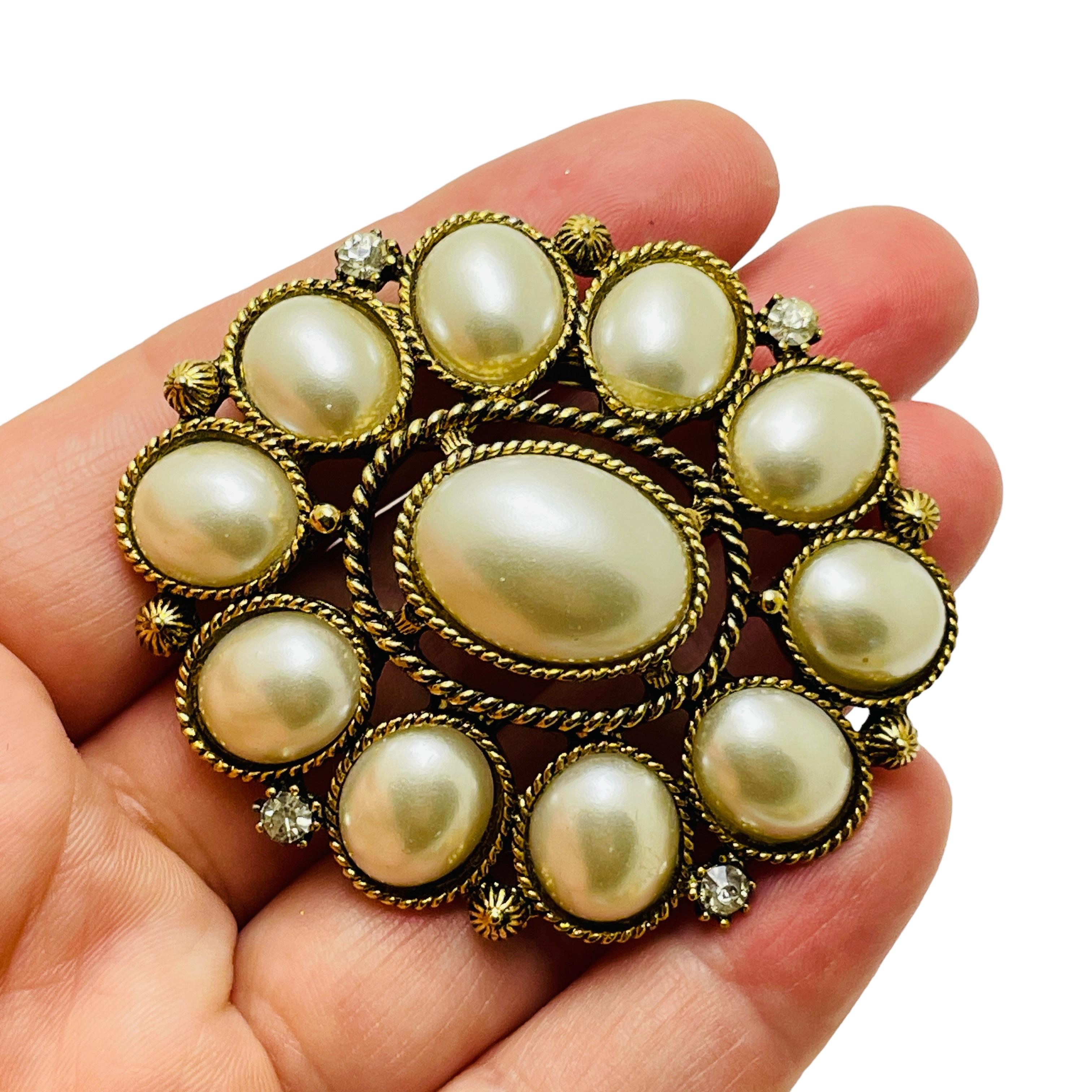 DETAILS

• unsigned

• gold tone with faux pearl and rhinestones

• vintage designer runway brooch

MEASUREMENTS

• 

CONDITION

• excellent vintage condition with minimal signs of wear

❤️❤️ VINTAGE DESIGNER JEWELRY ❤️❤️
❤️❤️ ALEXANDER'S BOUTIQUE