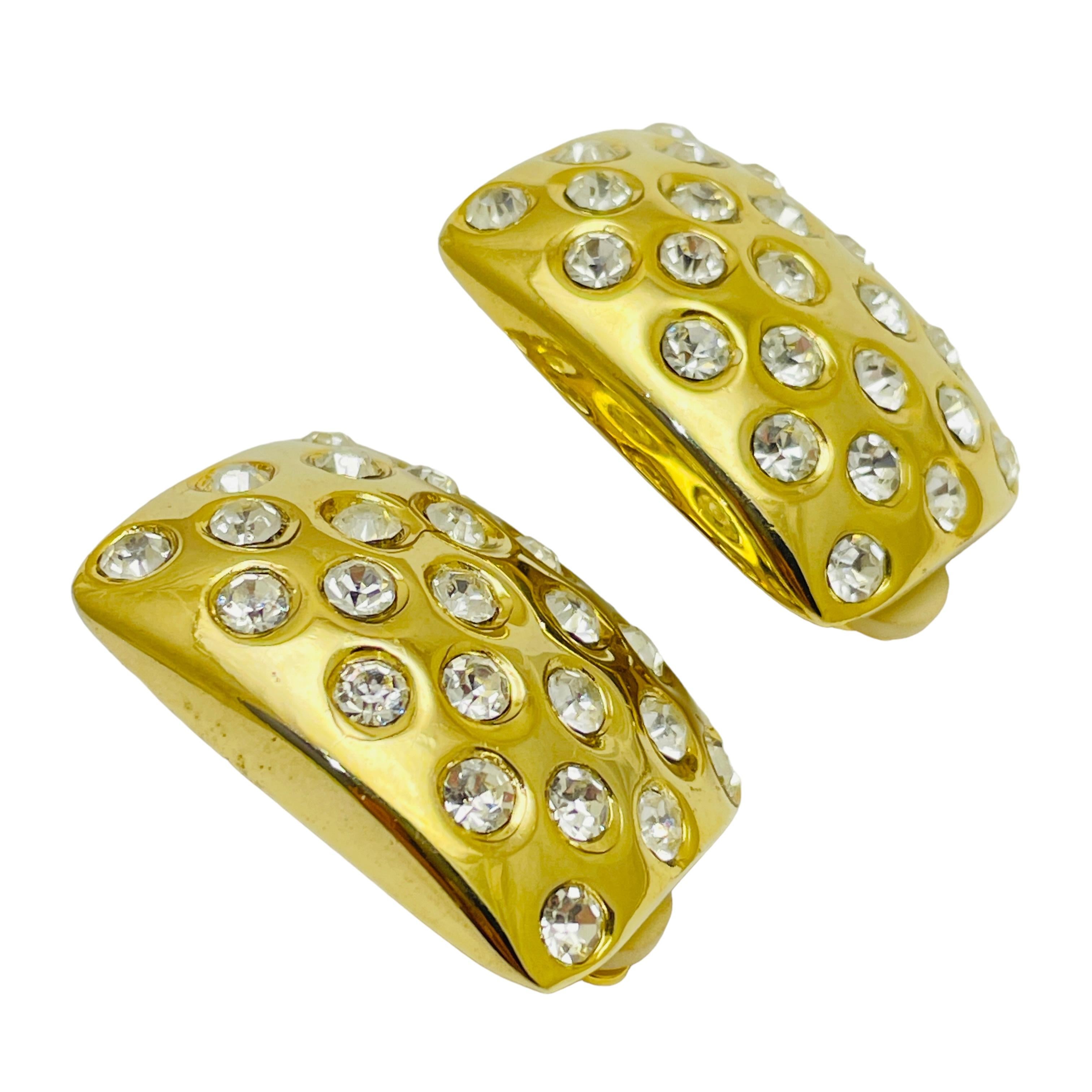 DETAILS

• unsigned

• gold tone with rhinestones

• vintage designer earrings

MEASUREMENTS  

• 

CONDITION

•  very good vintage condition with minimal signs of wear 

 Sku 44

❤️❤️  VINTAGE DESIGNER JEWELRY ❤️❤️

❤️❤️  ALEXANDER’S BOUTIQUE  ❤️❤️