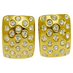 Pendientes de clip de diseño de pasarela con brillantitos dorados vintage