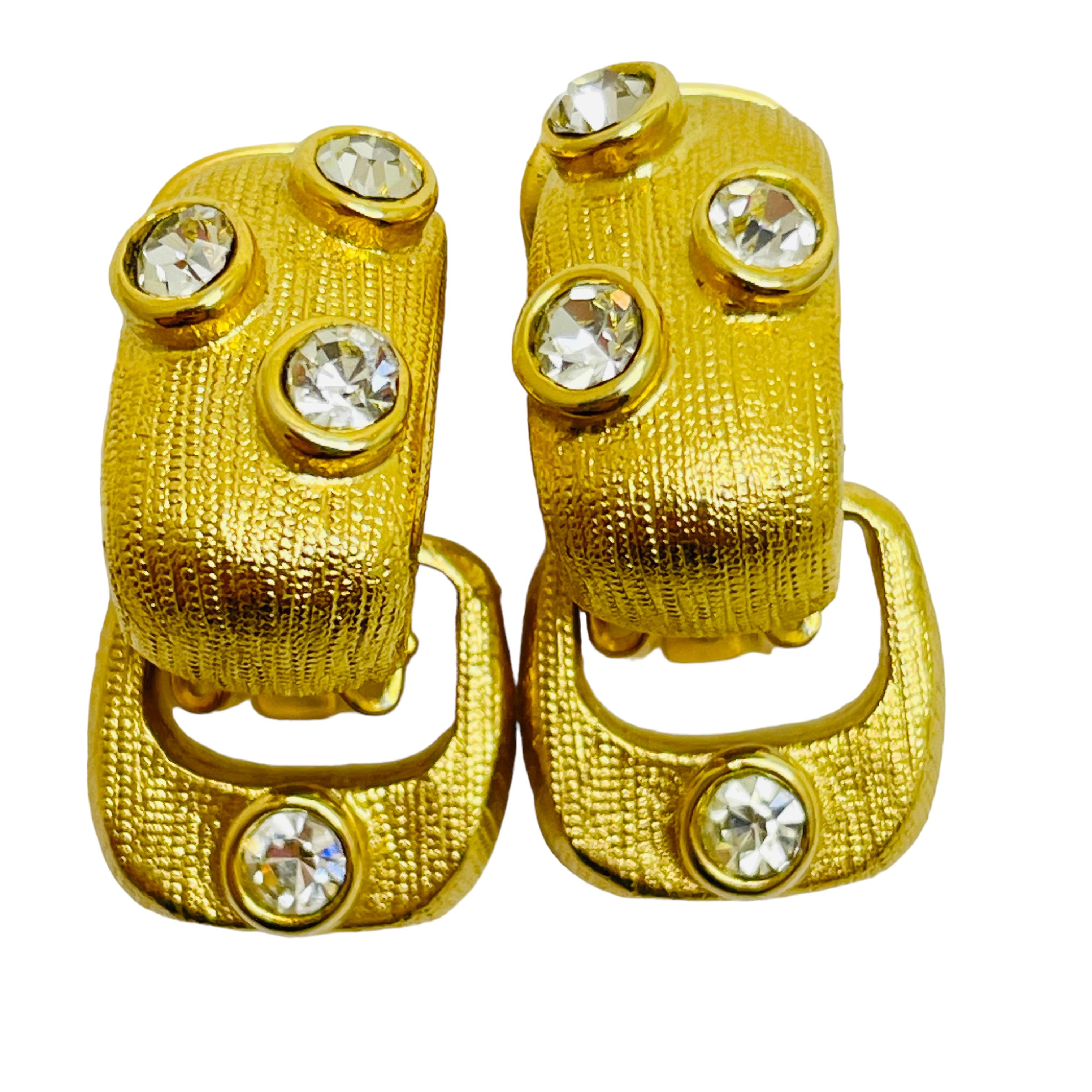 DETAILS

• unsigned 

• gold tone with rhinestones 

• vintage designer earrings

MEASUREMENTS  

• 

CONDITION

•  very good vintage condition with minimal signs of wear 

 Sku 38

❤️❤️  VINTAGE DESIGNER JEWELRY ❤️❤️

❤️❤️  ALEXANDER’S BOUTIQUE 