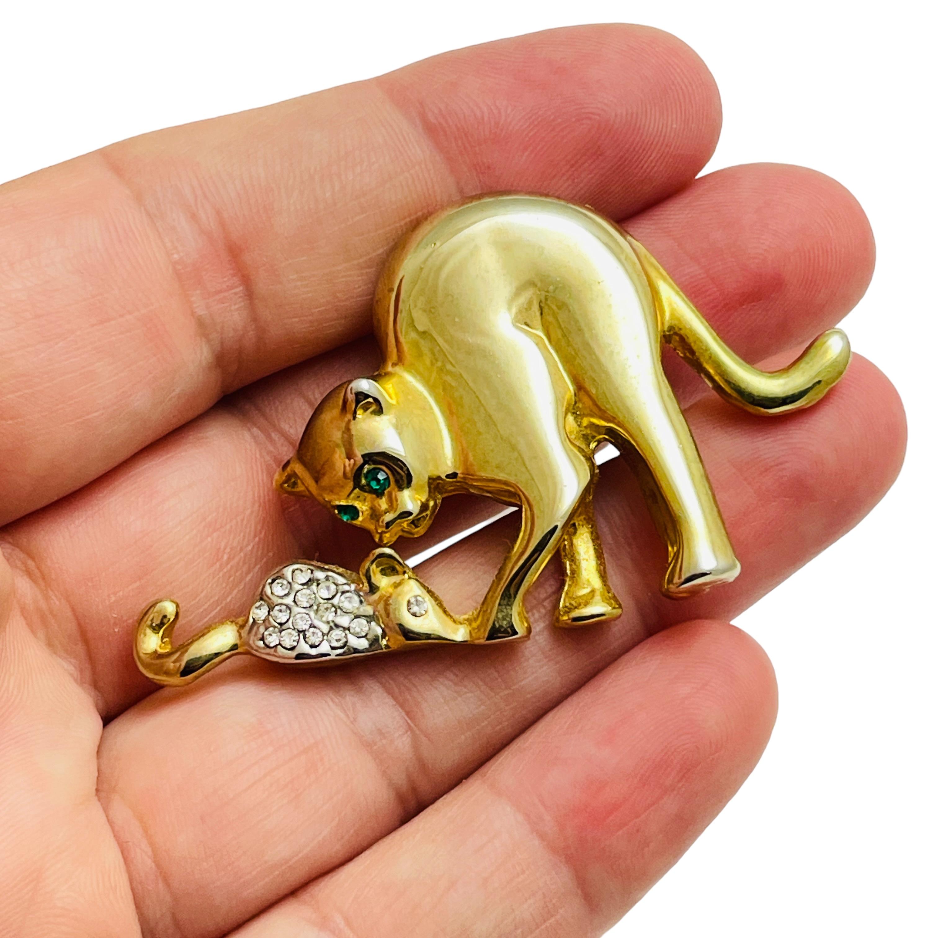 Donna Spilla vintage con strass d'oro e occhi di smeraldo per gatto in vendita