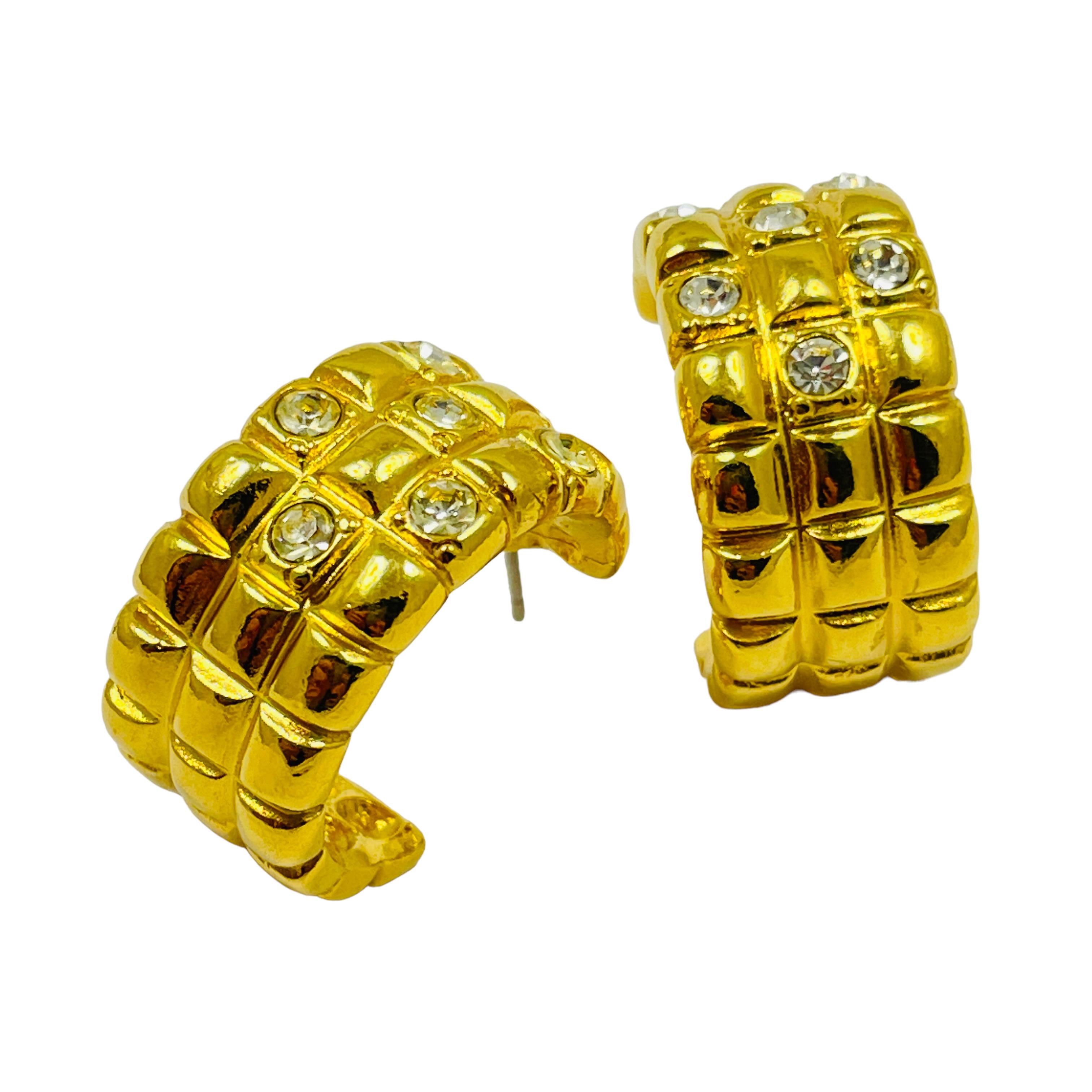 DETAILS

- • ohne Vorzeichen

- • goldfarben mit Strasssteinen

- • vintage designer ohrringe durchbohrt

MASSNAHMEN

- • 1