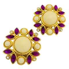 Orecchini vintage con strass d'oro e lucite a clip di grandi dimensioni per le sfilate di moda
