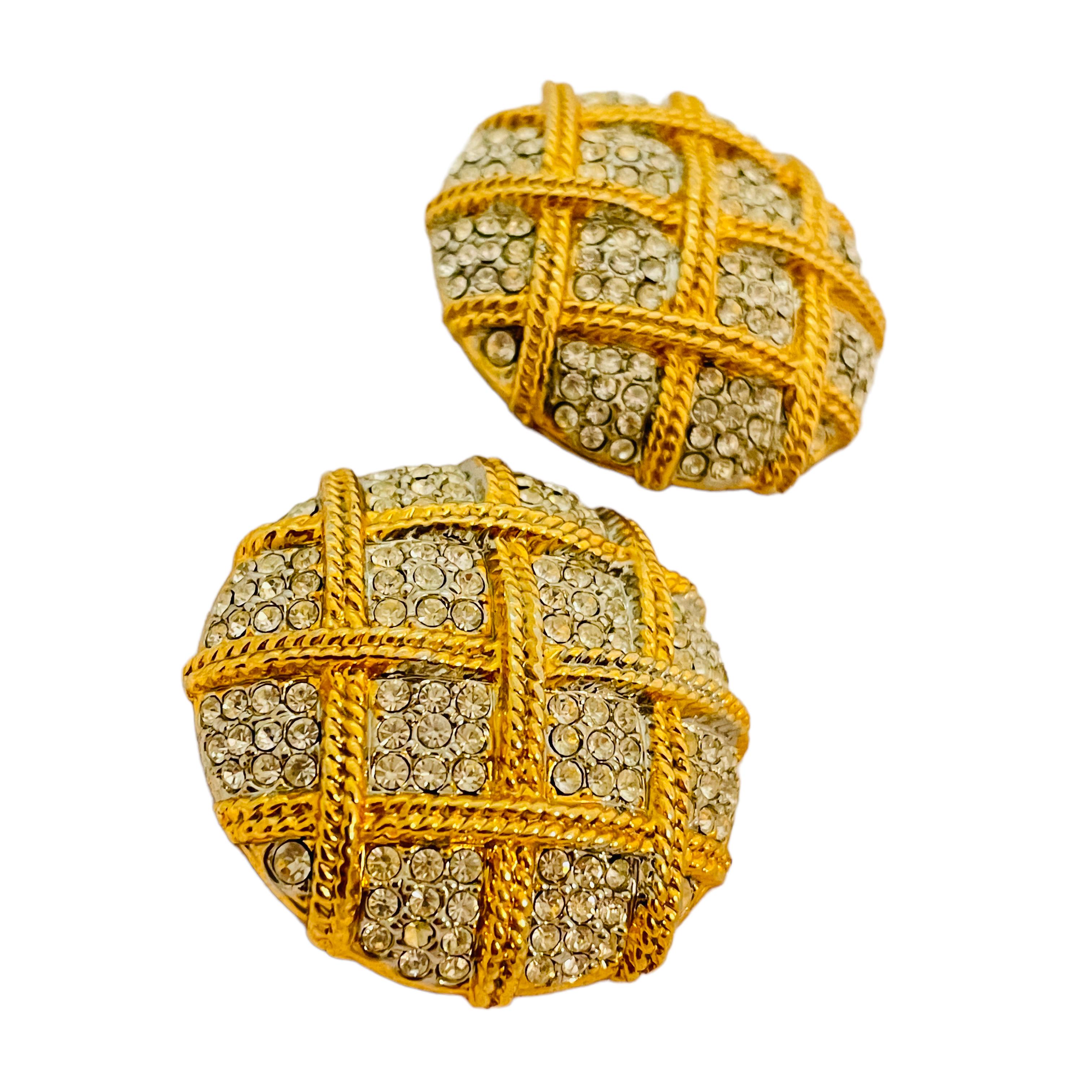 DETAILS

- • ohne Vorzeichen

- • goldfarben mit Strasssteinen

- • Vintage-Designer-Ohrringe mit Clip

MASSNAHMEN

- • 1,38