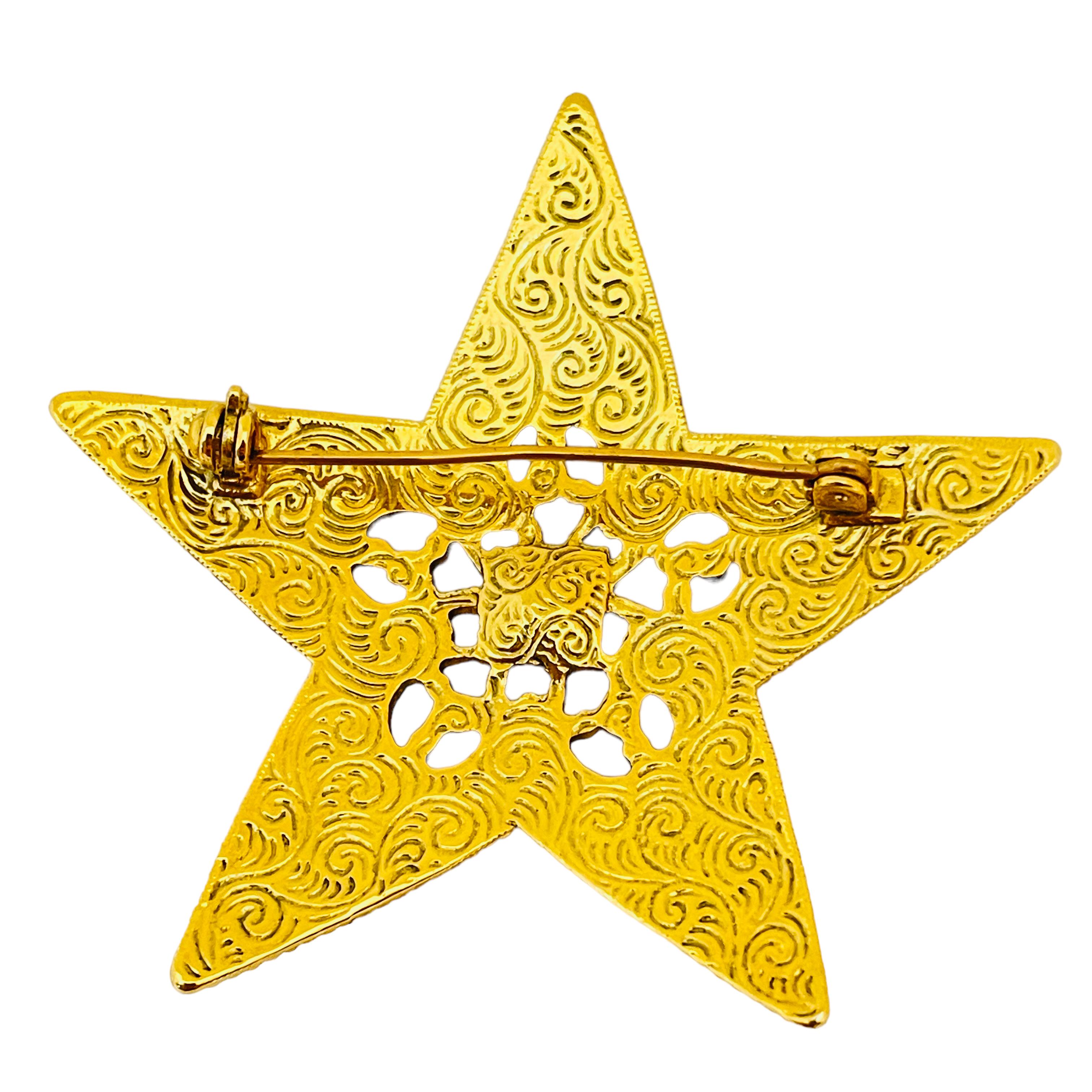 Vintage gold rhinestone star designer runway brooch  In Excellent Condition For Sale In Palos Hills, IL