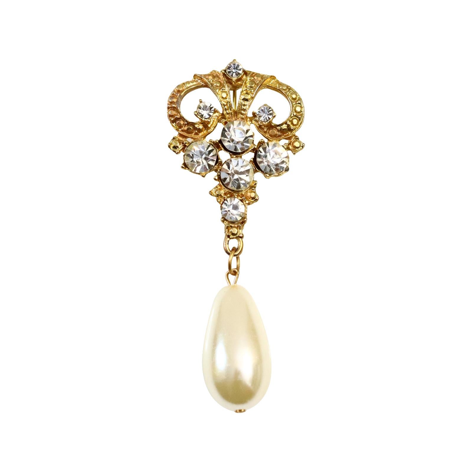 Moderne Broche vintage en or avec strass et fausse perle pendante (annes 1960) en vente