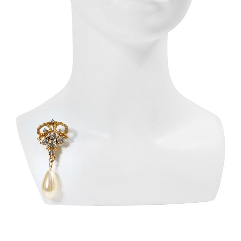 Vintage Gold Rhinestone with Faux Dangling Pearl Brooch In Good Condition For Sale In New York, NY
