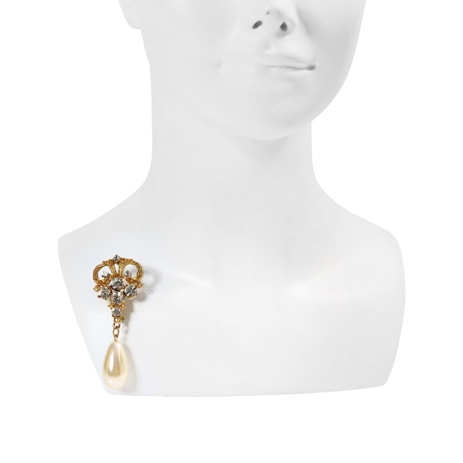 Broche vintage en or avec strass et fausse perle pendante (annes 1960) Unisexe en vente