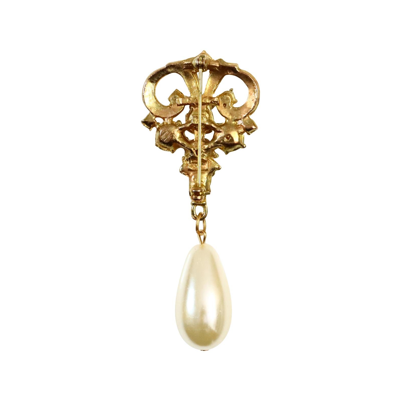 Vintage Gold Rhinestone with Faux Dangling Pearl Brooch Circa 1960s In Good Condition For Sale In New York, NY