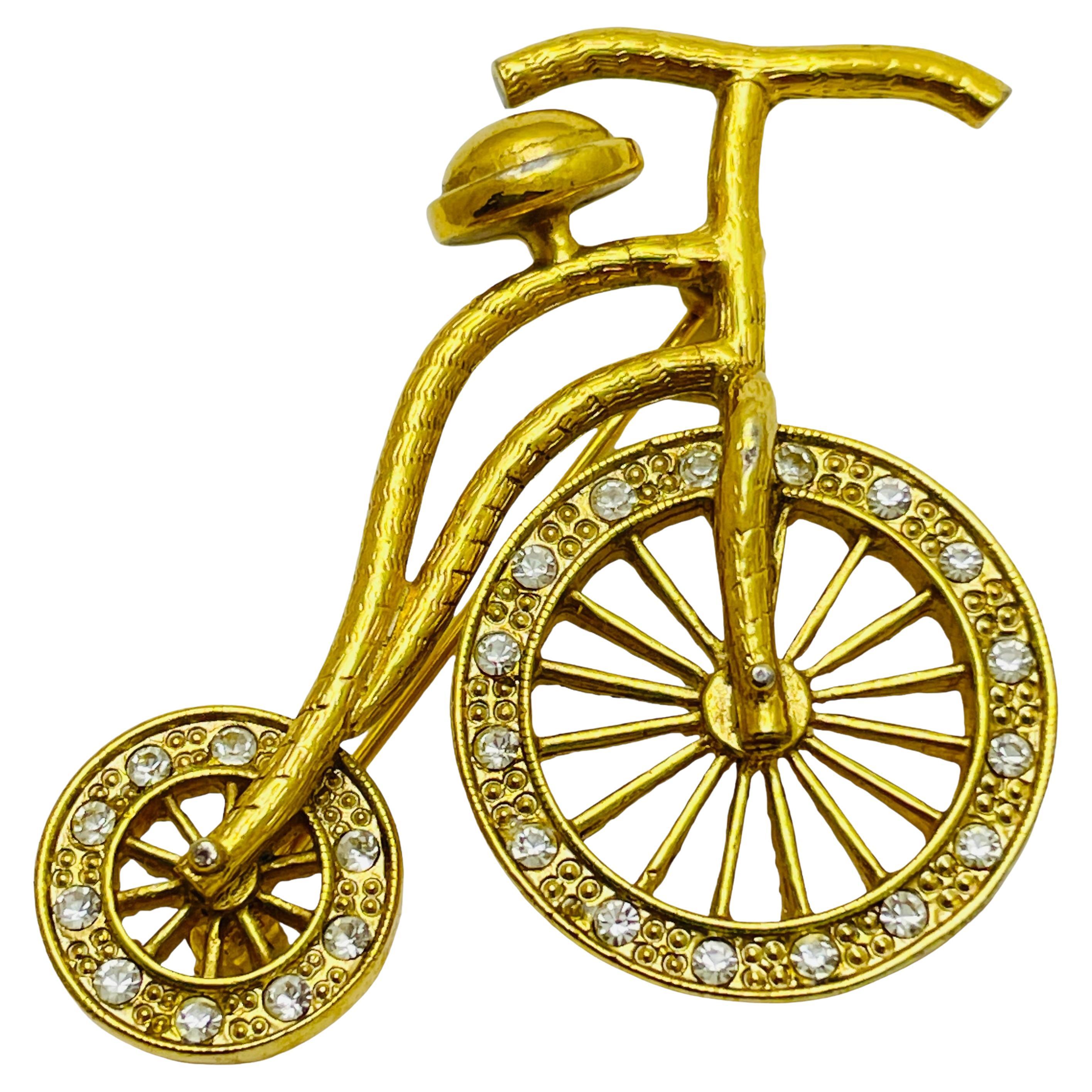 Broche vintage de diseño con figura de bicicleta de pedrería dorada en venta