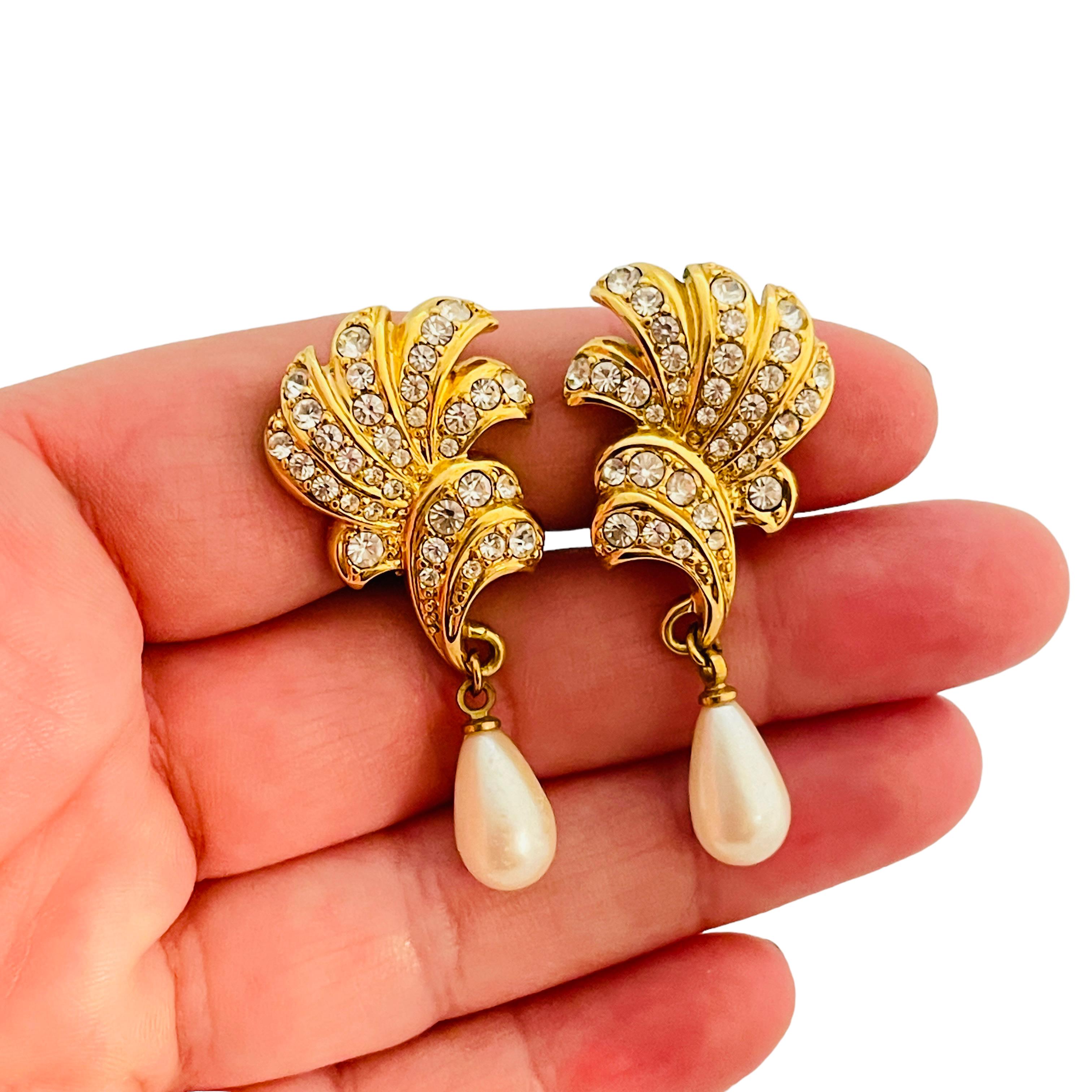 Vintage gold rhinestones dangle pearl designer runway clip on earrings In Good Condition For Sale In Palos Hills, IL