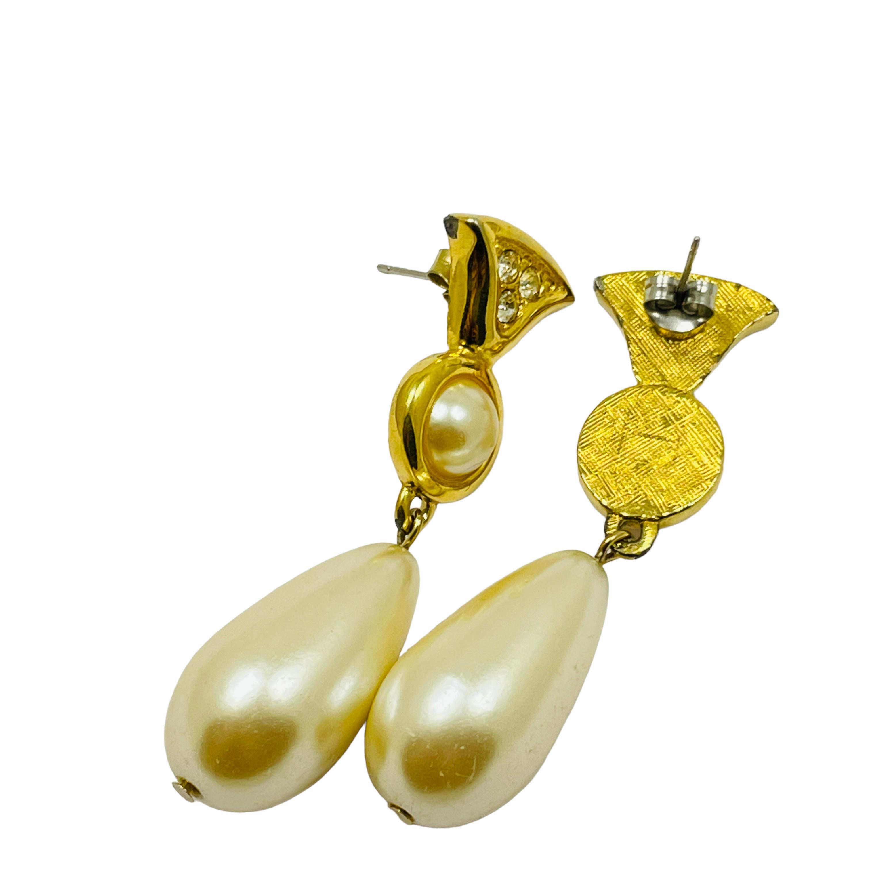 Vintage gold rhinestones dangle pearl designer runway pierced earrings In Good Condition For Sale In Palos Hills, IL