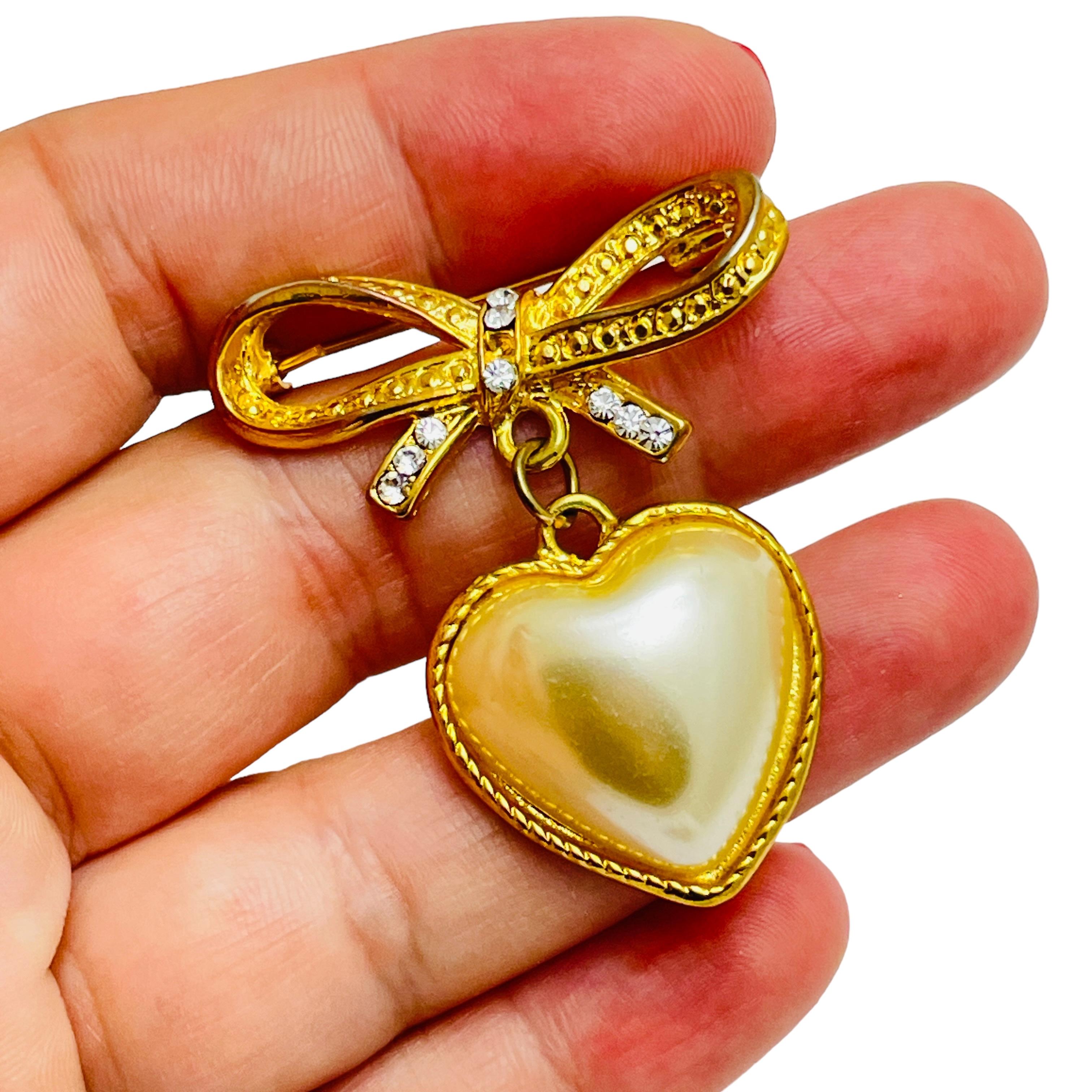 Women's Vintage gold rhinestones pearl dangle heart bow designer brooch For Sale