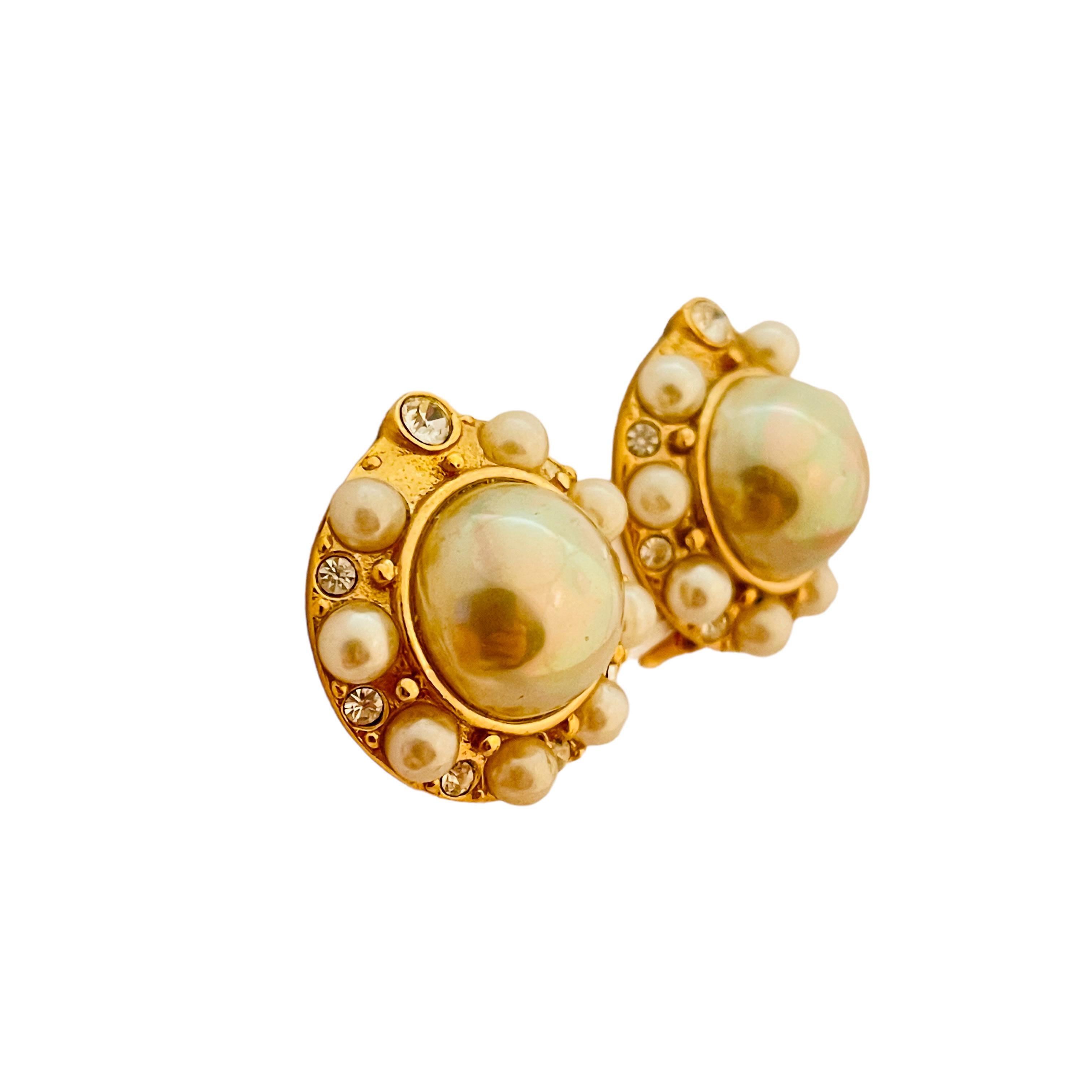 Vintage gold rhinestones pearl designer runway clip on earrings In Good Condition For Sale In Palos Hills, IL