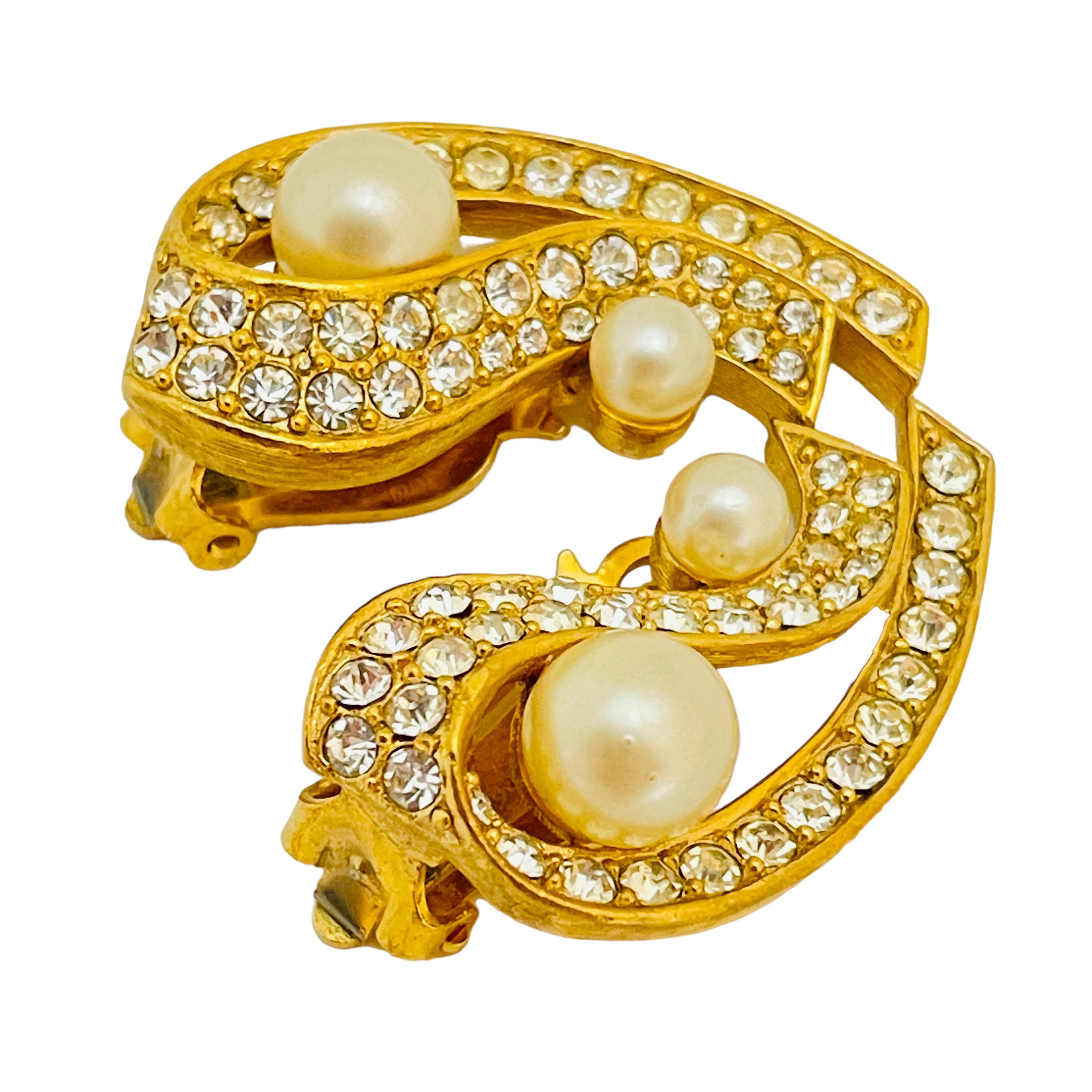 DETAILS

• unsigned    

• gold tone with rhinestones and faux pearls

• vintage designer earrings

MEASUREMENTS  

• 

CONDITION

•  very good vintage condition with minimal signs of wear 

 Sku 37

❤️❤️  VINTAGE DESIGNER JEWELRY ❤️❤️

❤️❤️ 