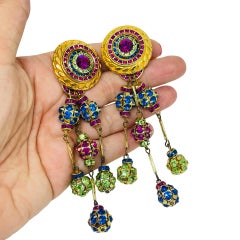 Pendientes de clip de diseño, con pedrería dorada vintage, en tonos rosa, morado y verde, de gran tamaño y con colgado