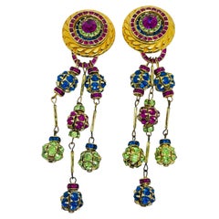 Pendientes de clip de diseño, con pedrería dorada vintage, en tonos rosa, morado y verde, de gran tamaño y con colgado