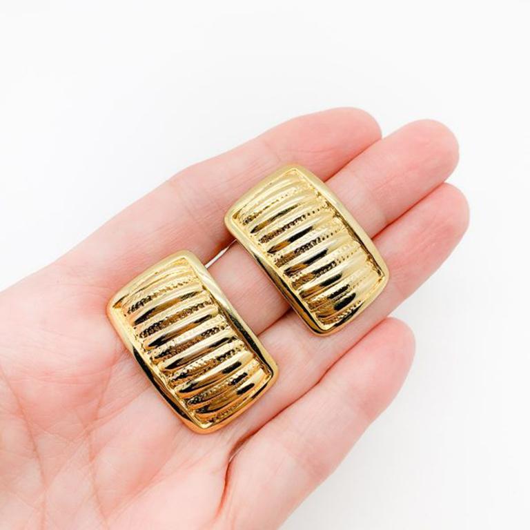 A perfect go to. Vintage Gold Ribbed Earrings. Featuring lovely quality gold plated metal oblong plaques adorned with ribbing detail. In very good condition. 3.2cms. A delightfully stylish, timeless gold clip on earring. Should you choose to buy