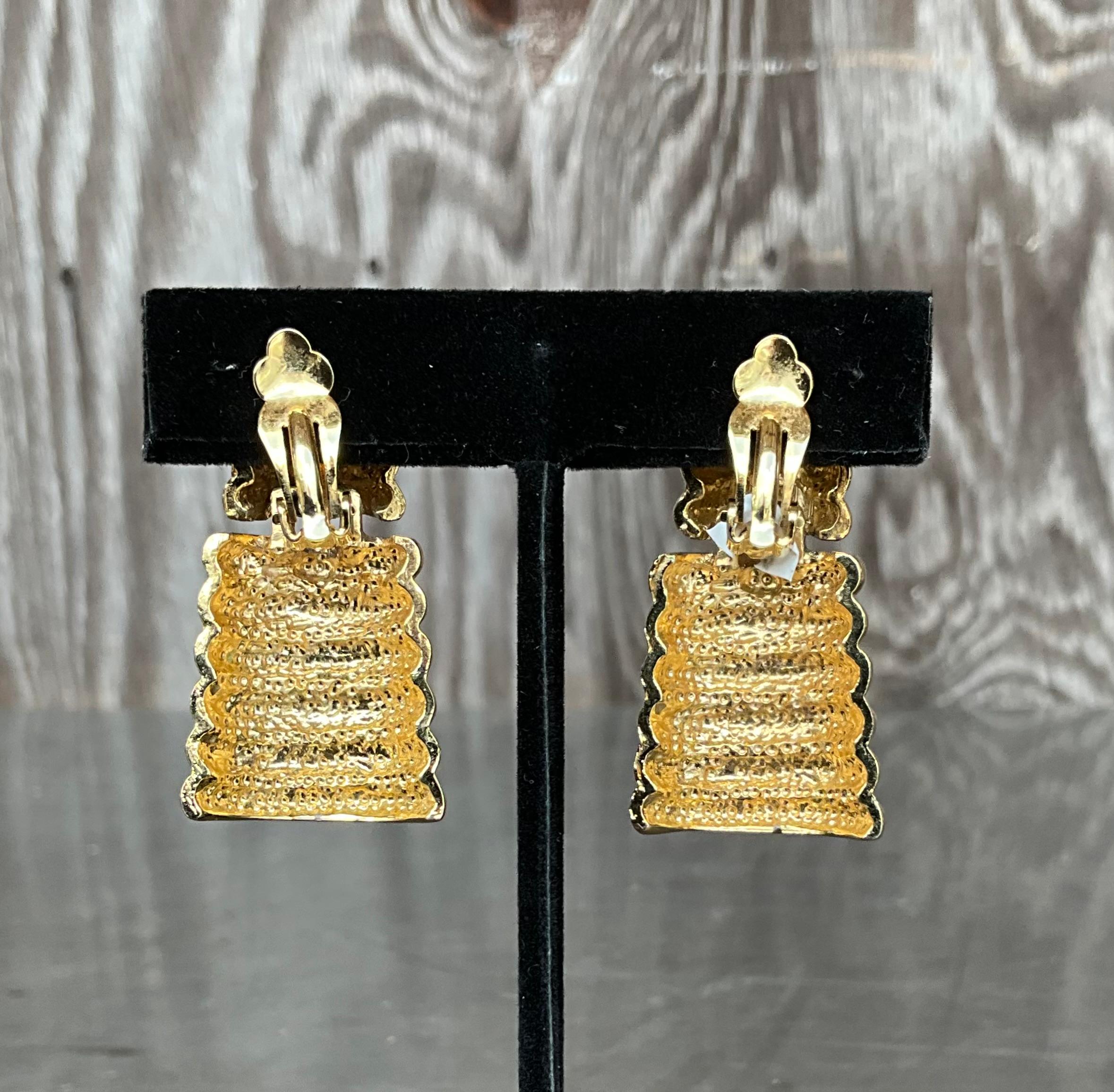 Vintage Gold Tone gerippt Clip auf Ohrringe im Angebot 5