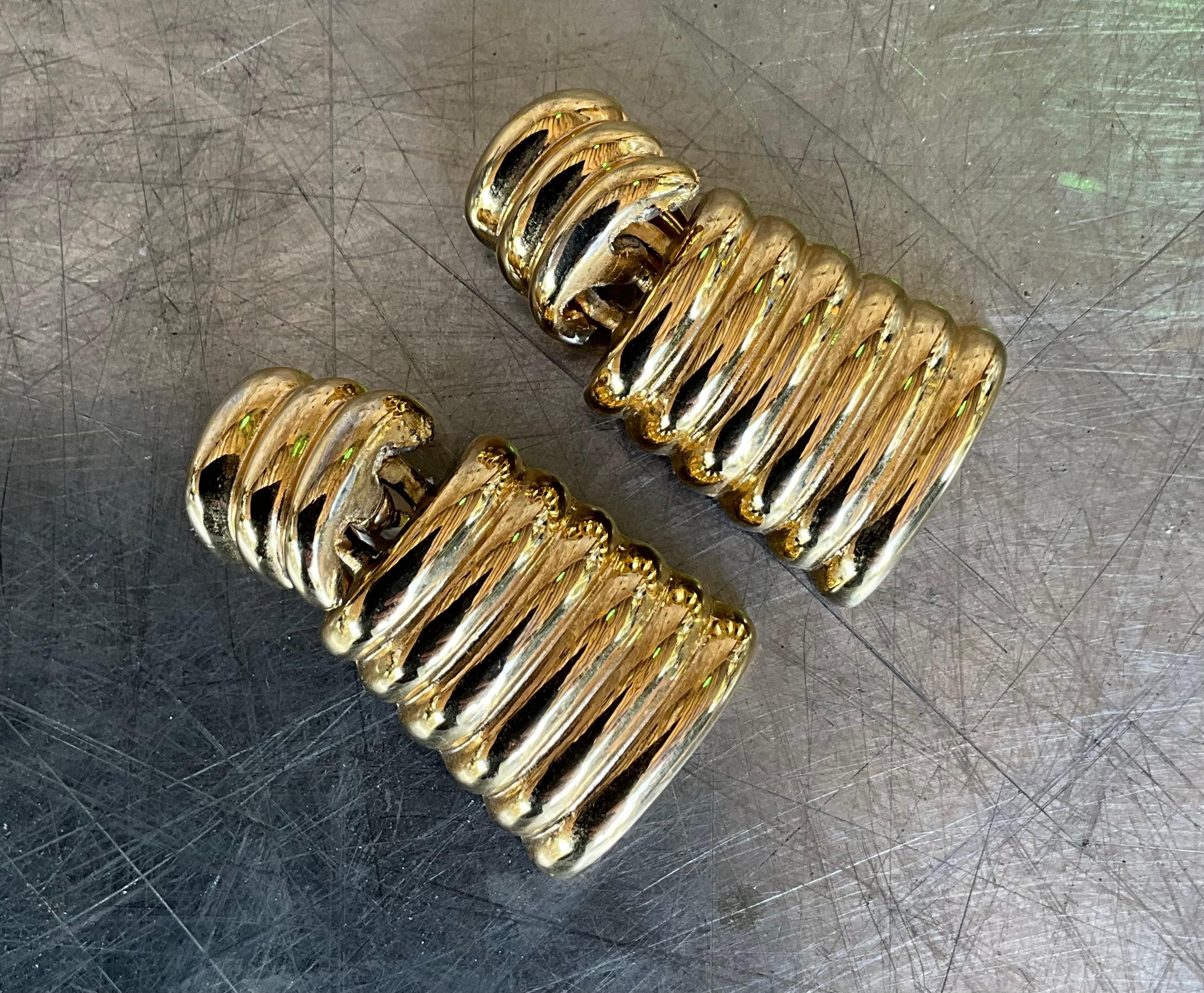 Vintage Gold Tone gerippt Clip auf Ohrringe im Angebot 6