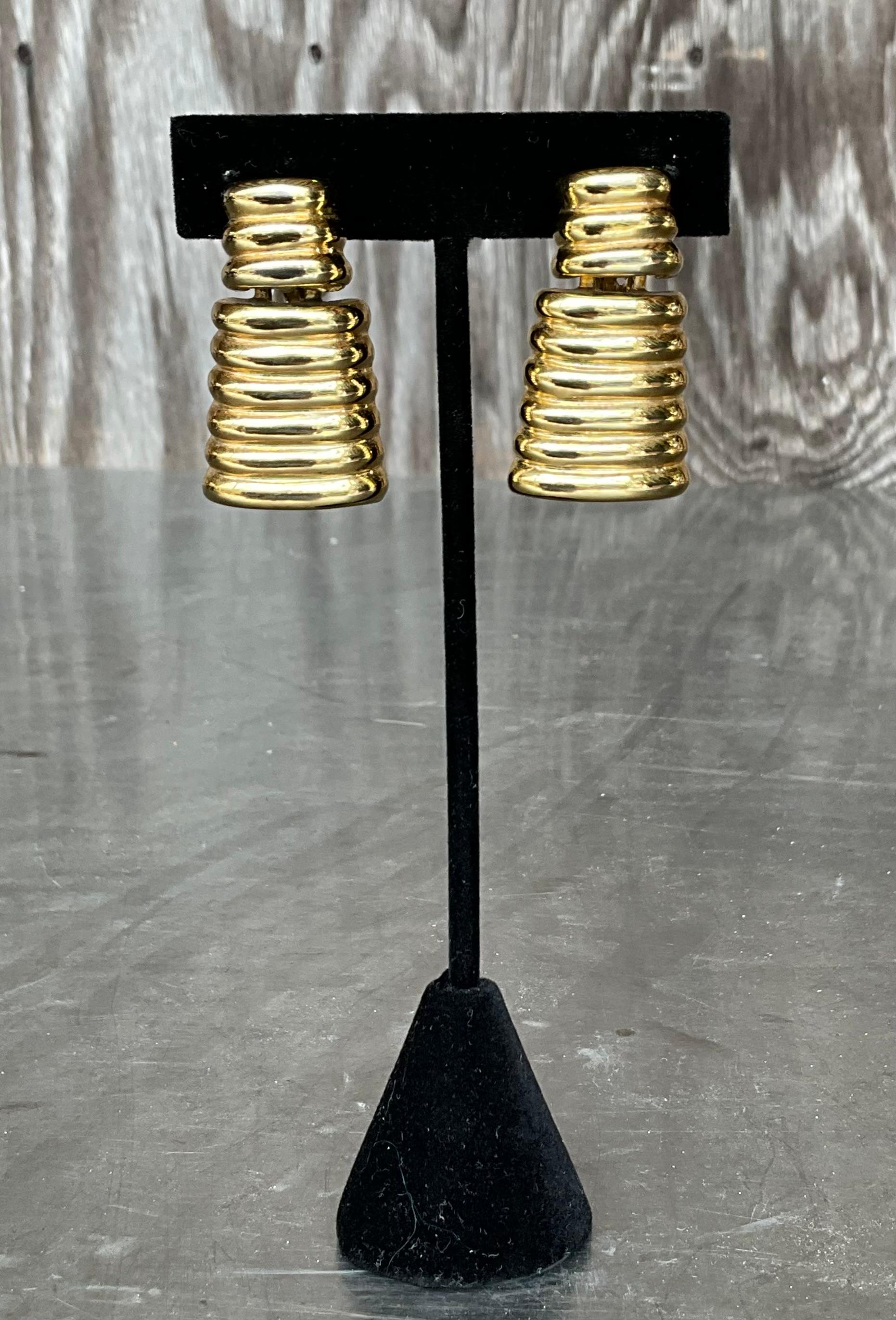 Vintage Gold Tone gerippt Clip auf Ohrringe (Art déco) im Angebot