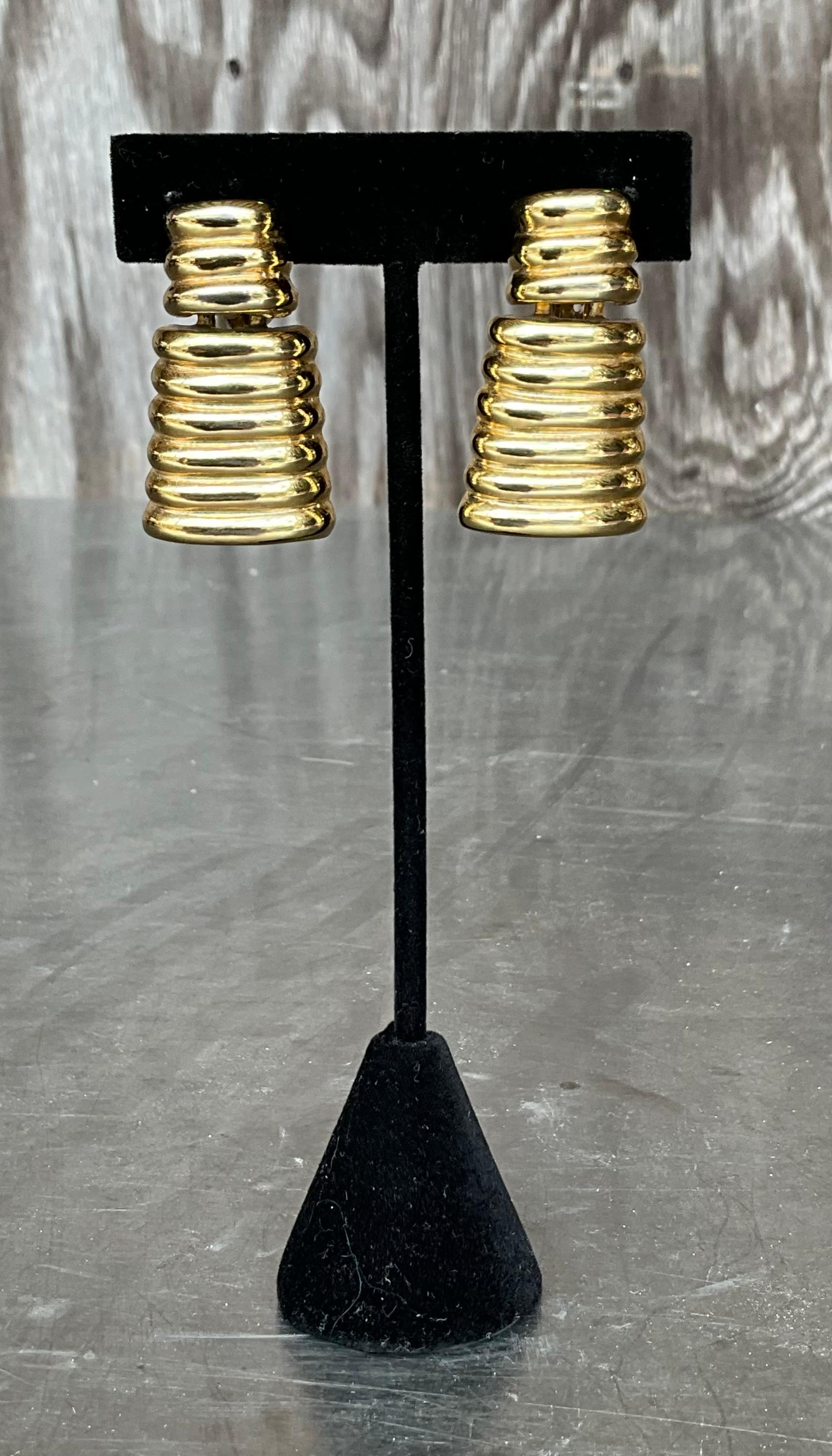Vintage Gold Tone gerippt Clip auf Ohrringe im Zustand „Gut“ im Angebot in West Palm Beach, FL