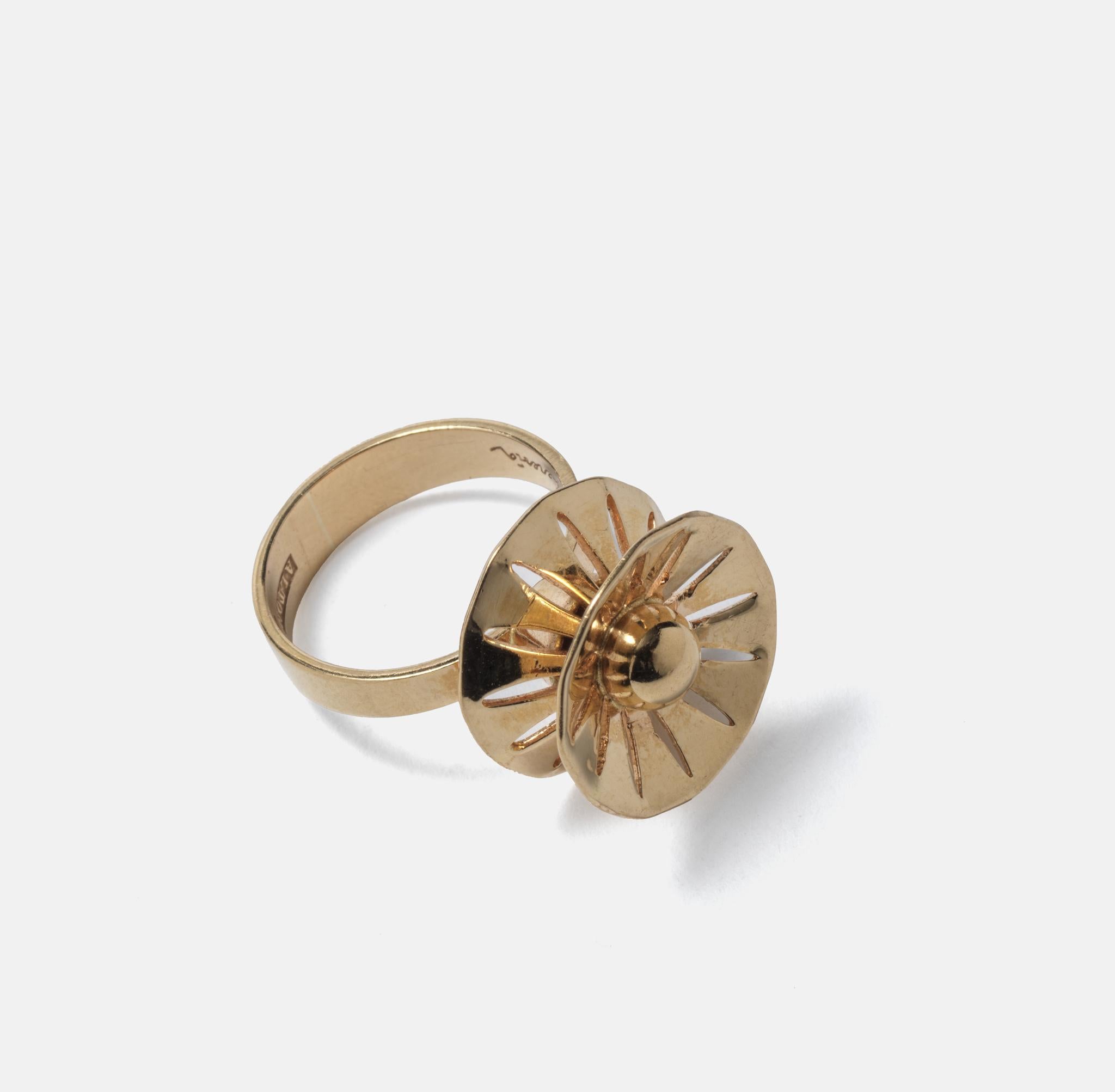Eine Blume? dieser Ring ist klein und leicht und hat ein blumenähnliches Design. So typisch für die frühen 70er Jahre. Theresia Hvorslev (1935-) war eine schwedische Schmuckdesignerin, die bereits als Teenager begann, Schmuck zu entwerfen und