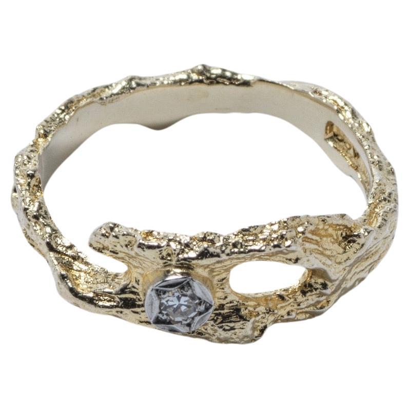 Diamantstaub, ein kleiner süßer Ring, charmant in jeder Hinsicht, aus 18 k Gold mit einem Diamanten im Brillantschliff von 0,02 Karat.  Entworfen von Björn Weckström für Lapponia und hergestellt 1983. Dieser Ring ist sowohl für den Alltag als auch