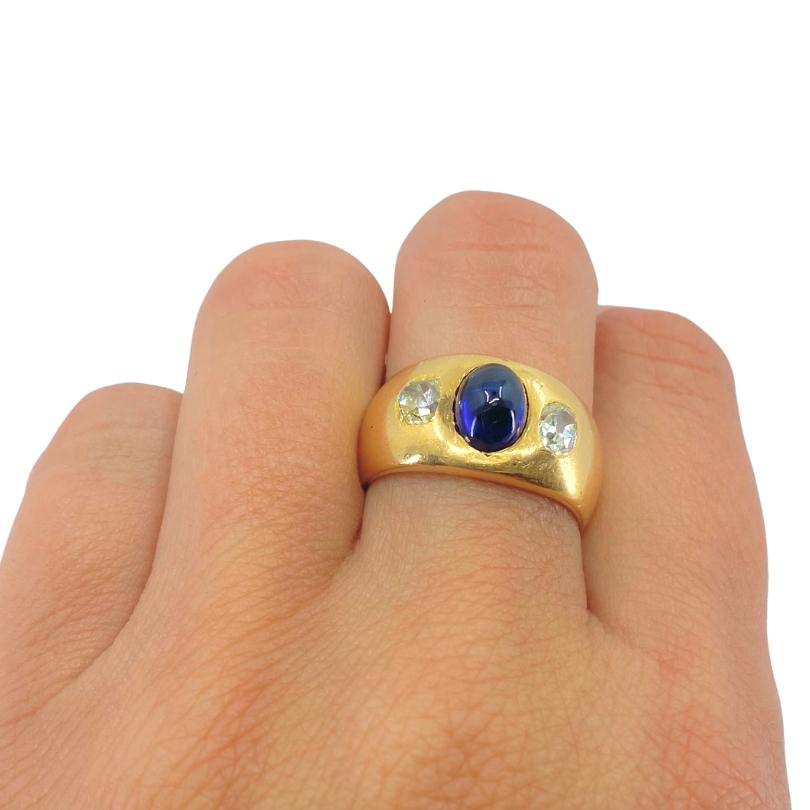 Taglio cuscino Anello d'oro vintage a tre pietre con fascia francese in vendita