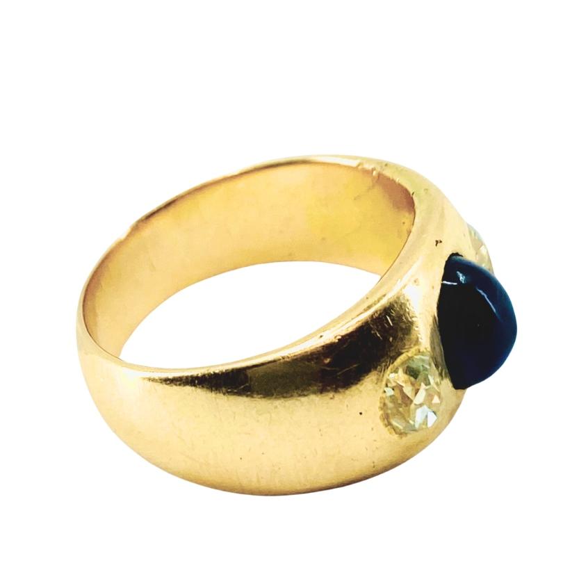 Anello d'oro vintage a tre pietre con fascia francese in vendita 1
