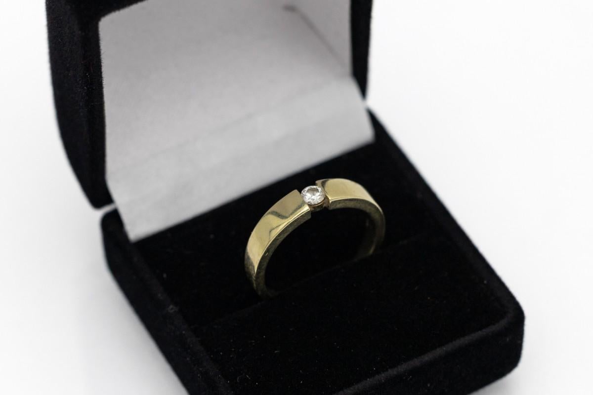 Ring made of 14 carat gold with a central brilliant-cut diamond weighing 0.15 ct.

Very good condition, used.

Size: 15 (55).

A jewelry certificate is included with the purchase.