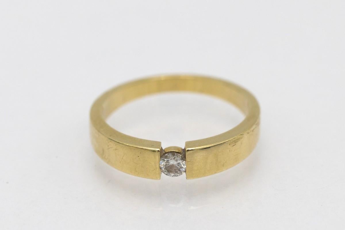 Brilliant Cut Vintage gold ring with a 0.15ct diamond. For Sale