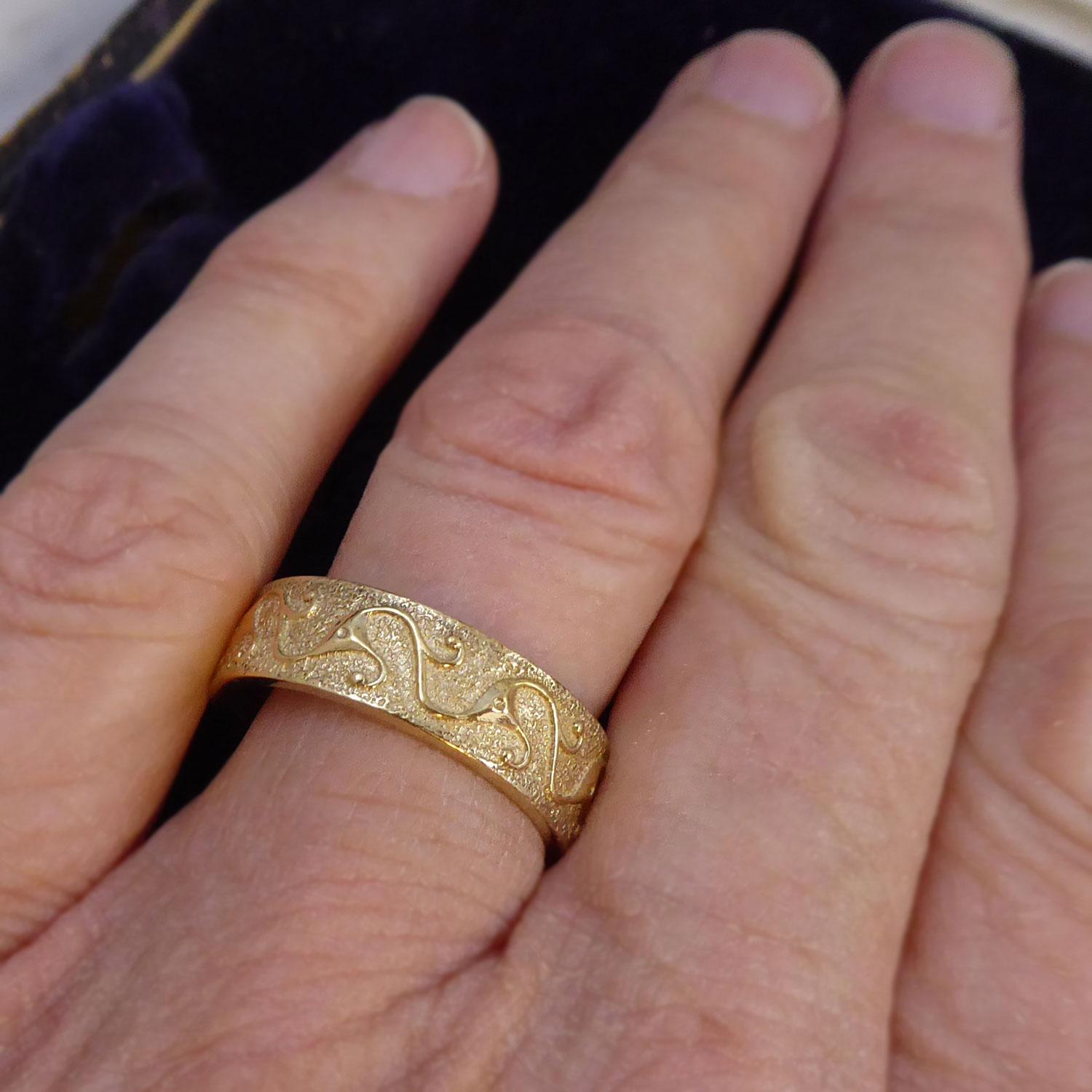 Goldring im Jugendstil mit Dekoration im Art nouveau-Stil (Moderne)