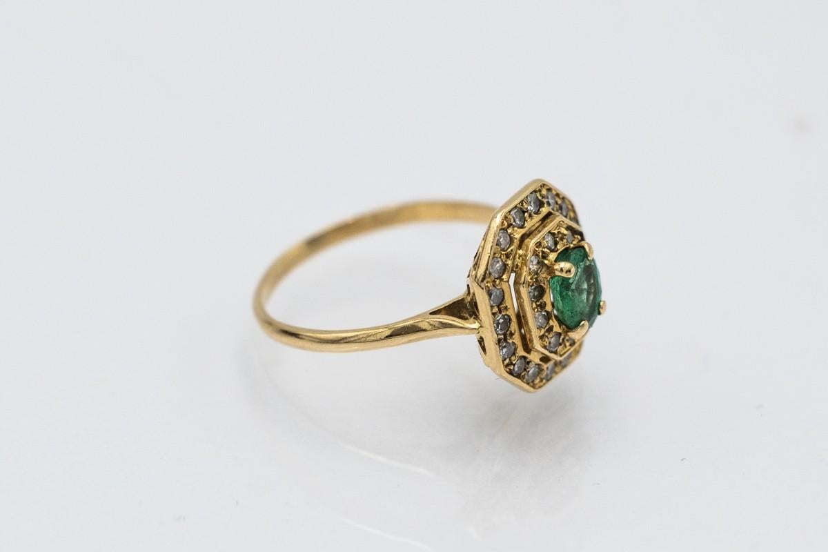 Gold ring with emerald and diamonds.
It comes from France from 1960s. 
Vintage design with beautiful brilliance and clear emerald. 
Very good condition.
Size: 9 (49).
Weight: 2.4g.