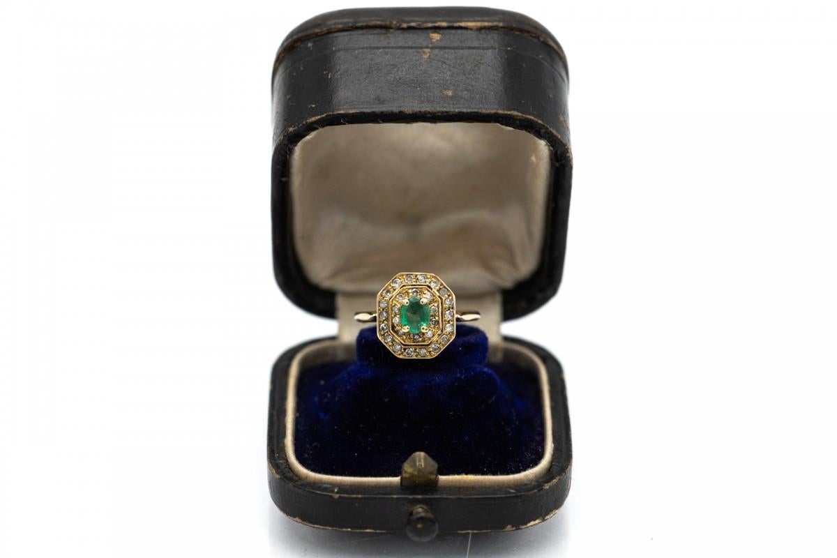 Vintage gold ring with diamonds and emerald, France, 1960s.  In Good Condition For Sale In Chorzów, PL