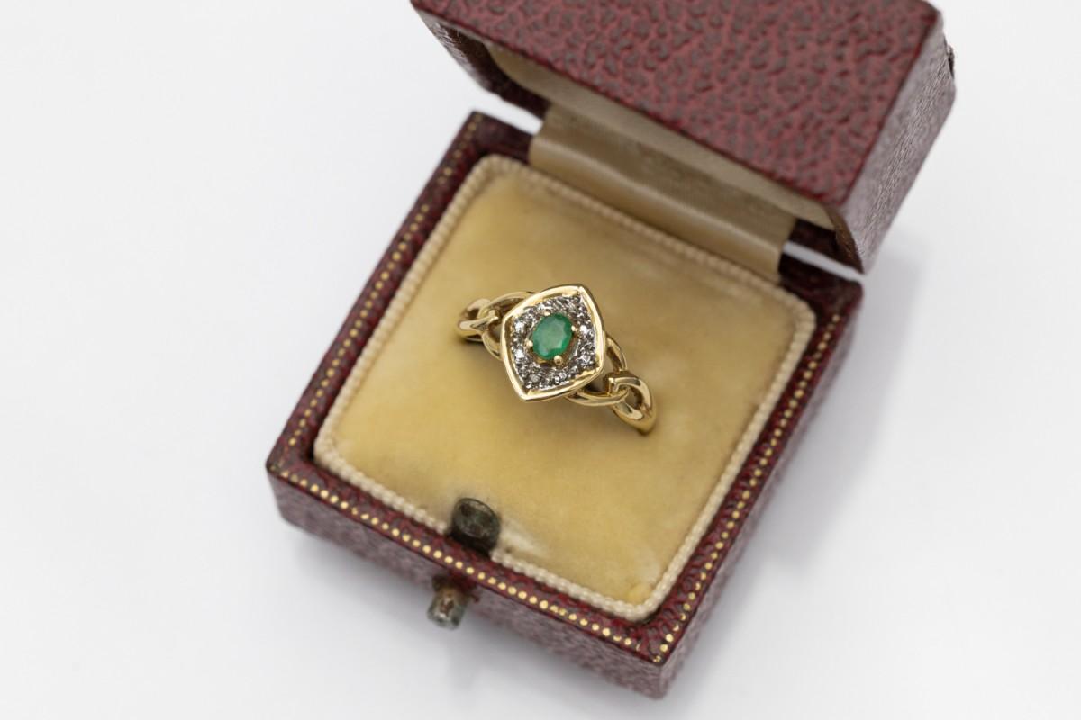 Un anello unico realizzato in oro giallo 18 carati (finezza 0,750).

Decorato con uno smeraldo ovale sfaccettato e diamanti.

Origine: Francia, seconda metà del XX secolo

Dimensione: 14 (54)

Peso: 2,6 g

Un certificato di laboratorio gemmologico è