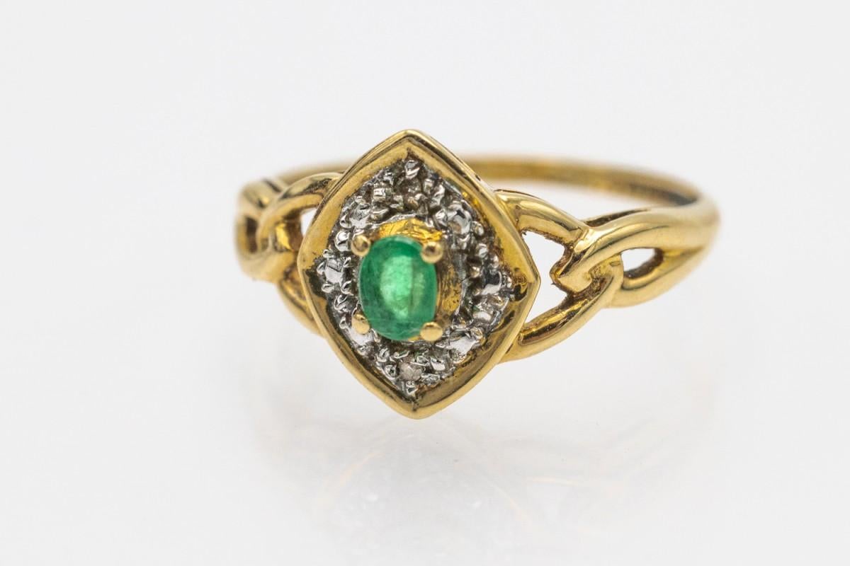 Taglio ovale Anello d'oro vintage con smeraldo e diamanti, Francia, anni '70. in vendita