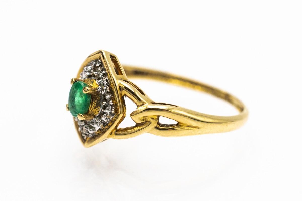 Anello d'oro vintage con smeraldo e diamanti, Francia, anni '70. In condizioni buone in vendita a Chorzów, PL