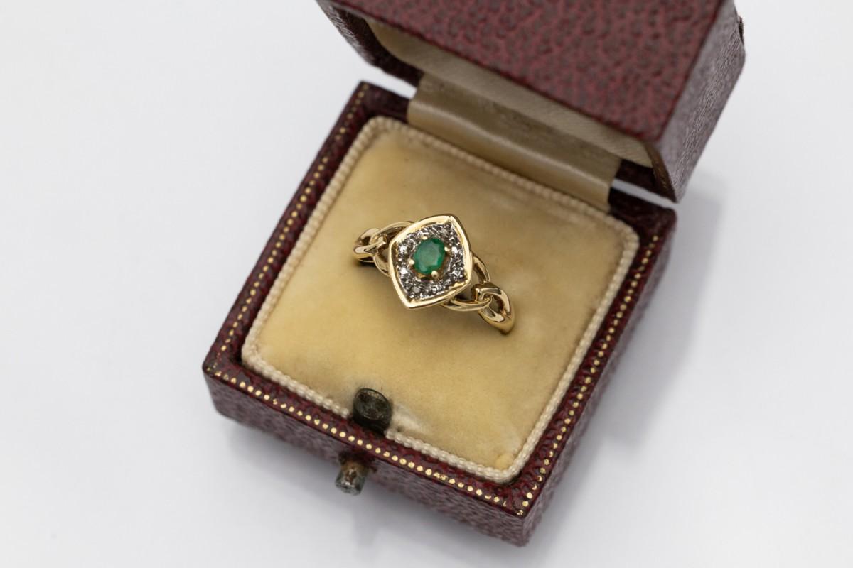 Anello d'oro vintage con smeraldo e diamanti, Francia, anni '70. in vendita 2