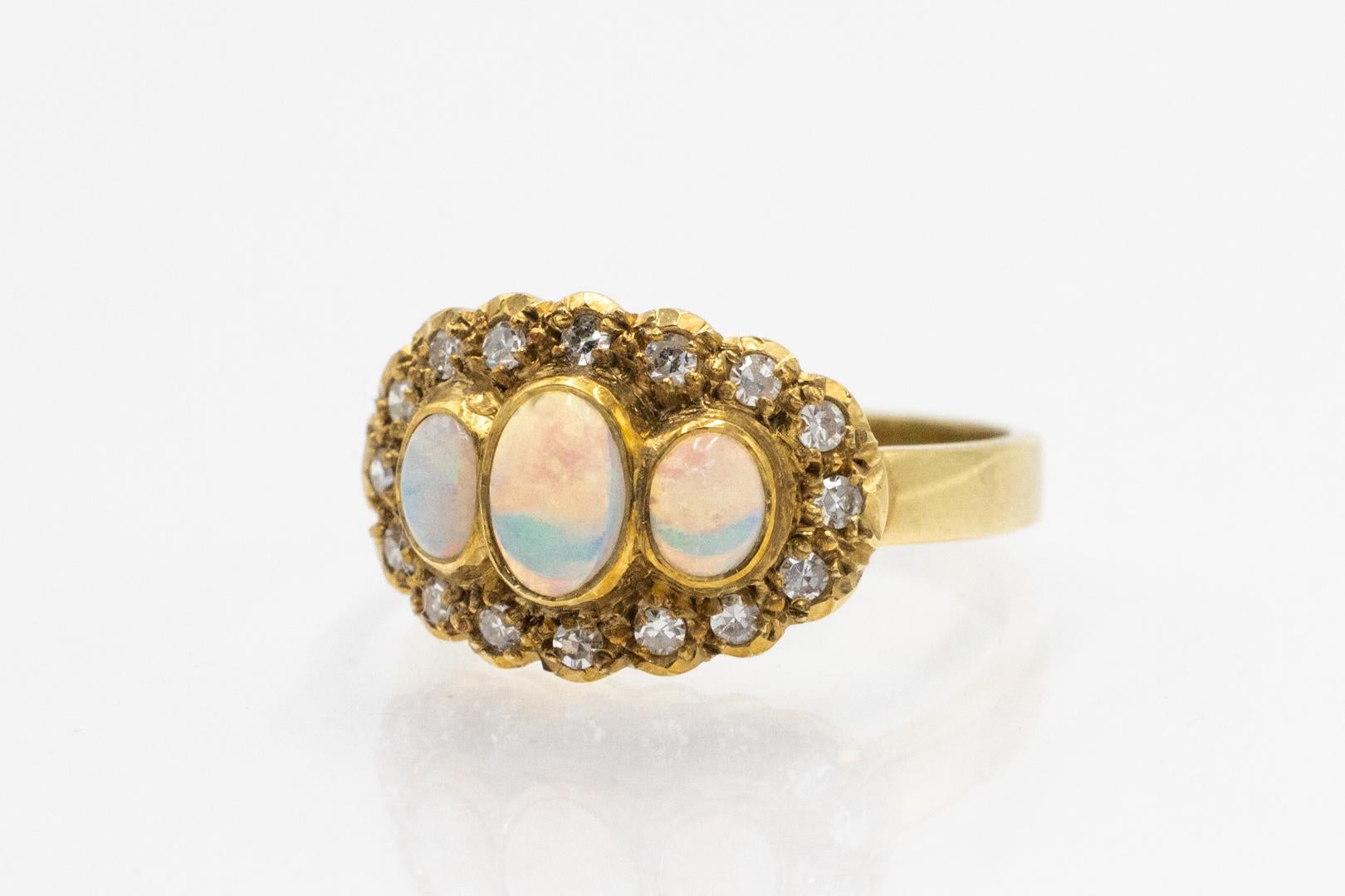 Moderne Vintage gold ring with opals and diamonds. en vente