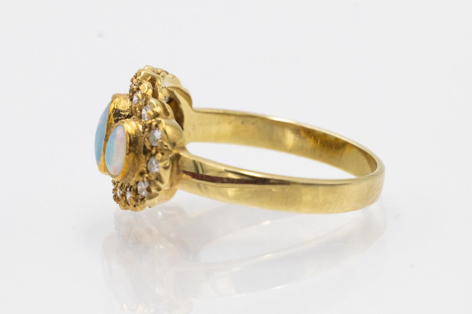 Taille ovale Vintage gold ring with opals and diamonds. en vente