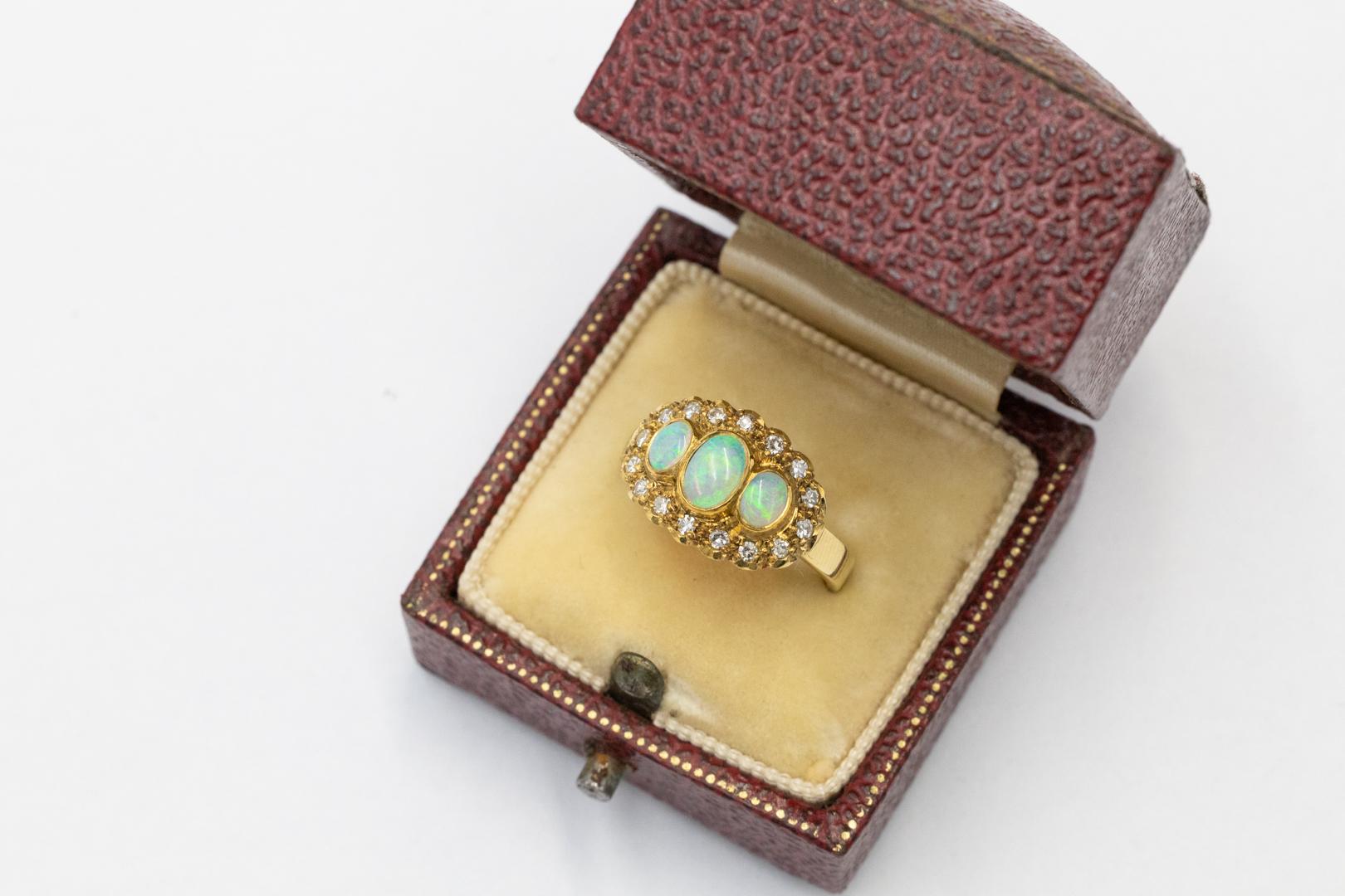 Vintage gold ring with opals and diamonds. Pour femmes en vente