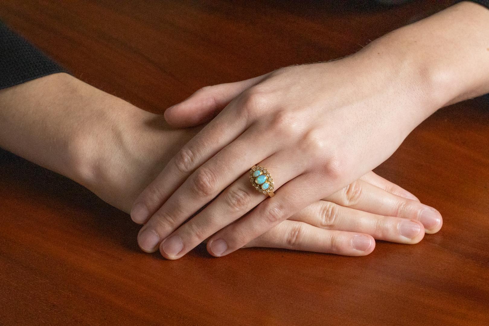 Vintage gold ring with opals and diamonds. en vente 1