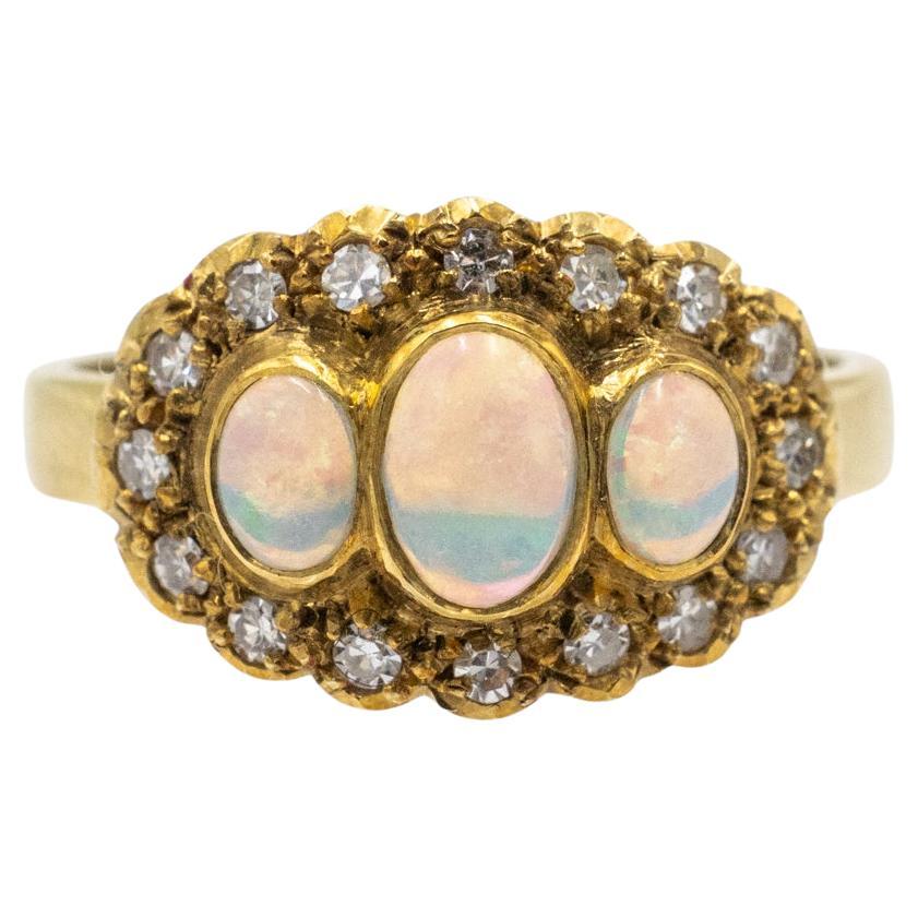 Vintage gold ring with opals and diamonds. en vente