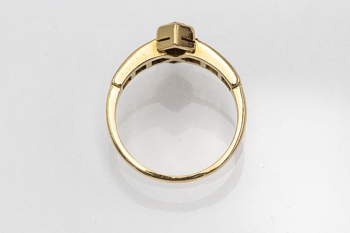 Art Déco Anello d'oro vintage con rubini e diamanti, circa anni '70. in vendita