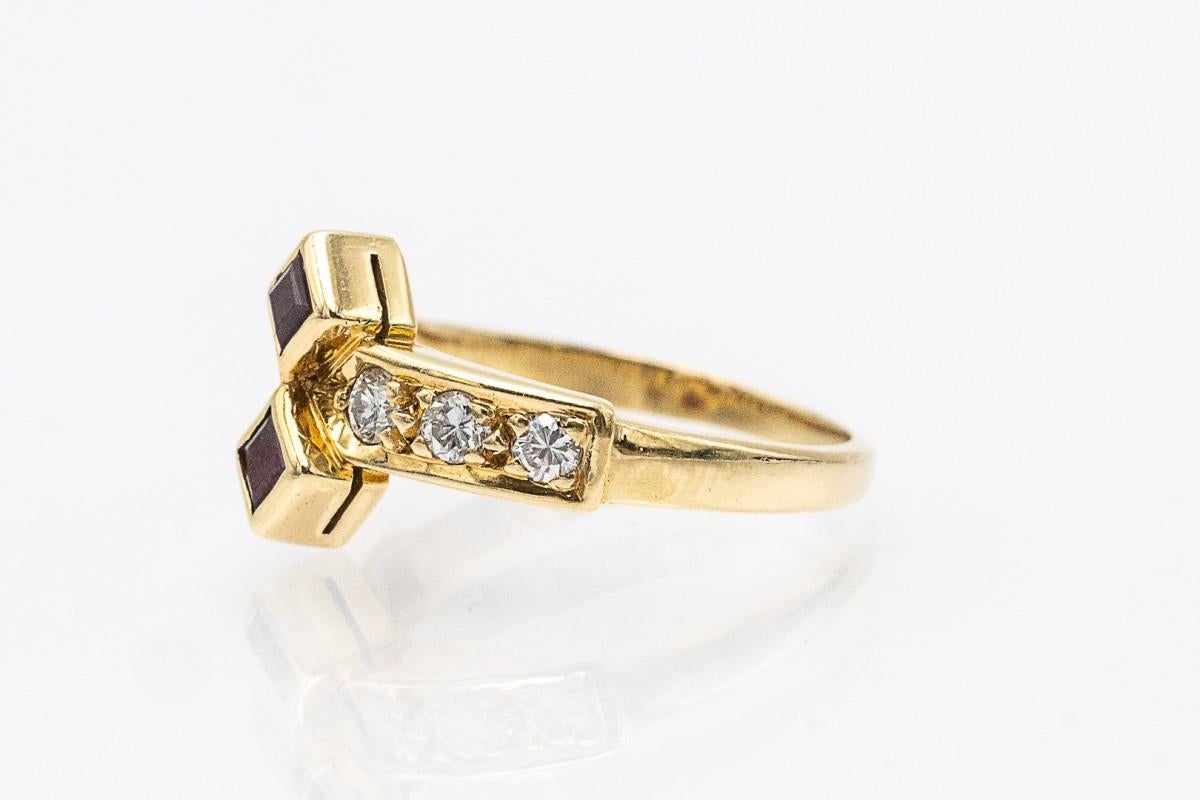 Taglio brillante Anello d'oro vintage con rubini e diamanti, circa anni '70. in vendita